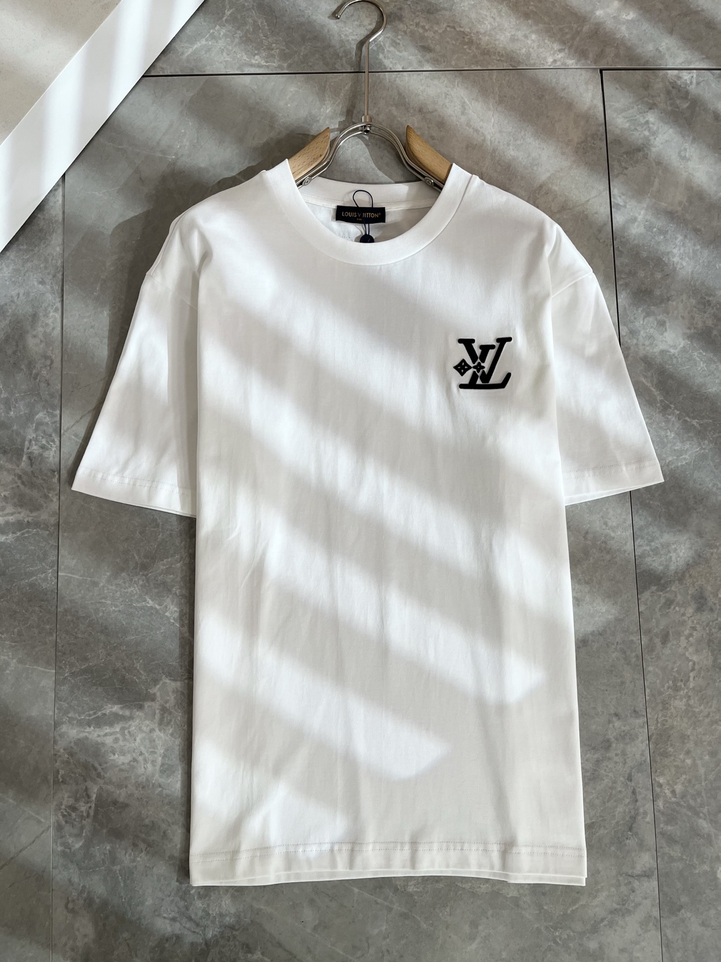 LouisVuitt*路易*登 2026春夏全新系列单品上线，非常时髦前卫的一款男女同款短袖T恤，标识l