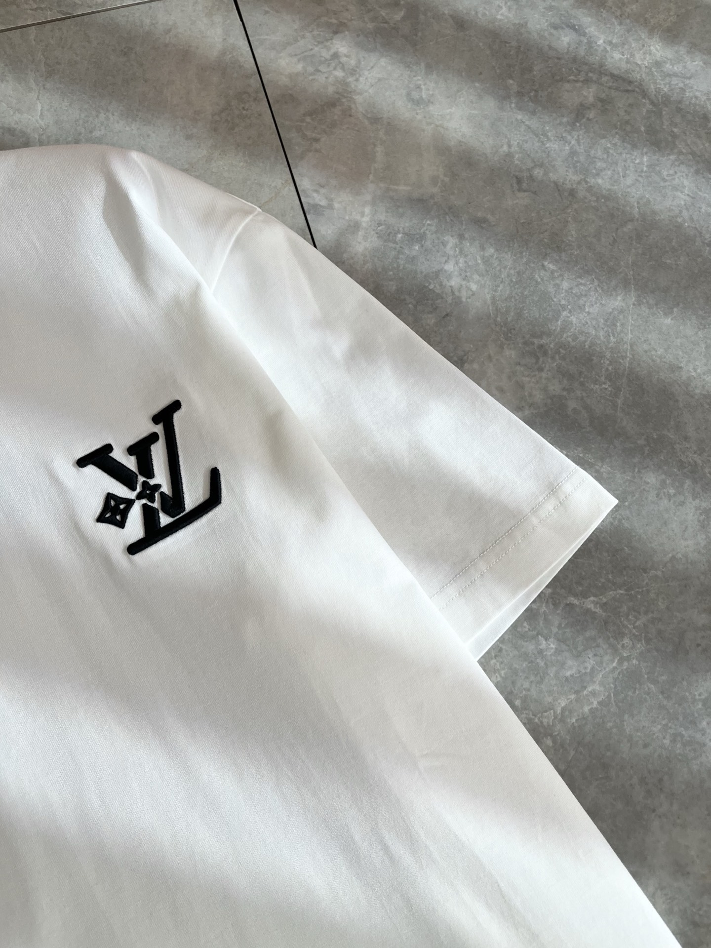 LouisVuitt*路易*登 2026春夏全新系列单品上线，非常时髦前卫的一款男女同款短袖T恤，标识l