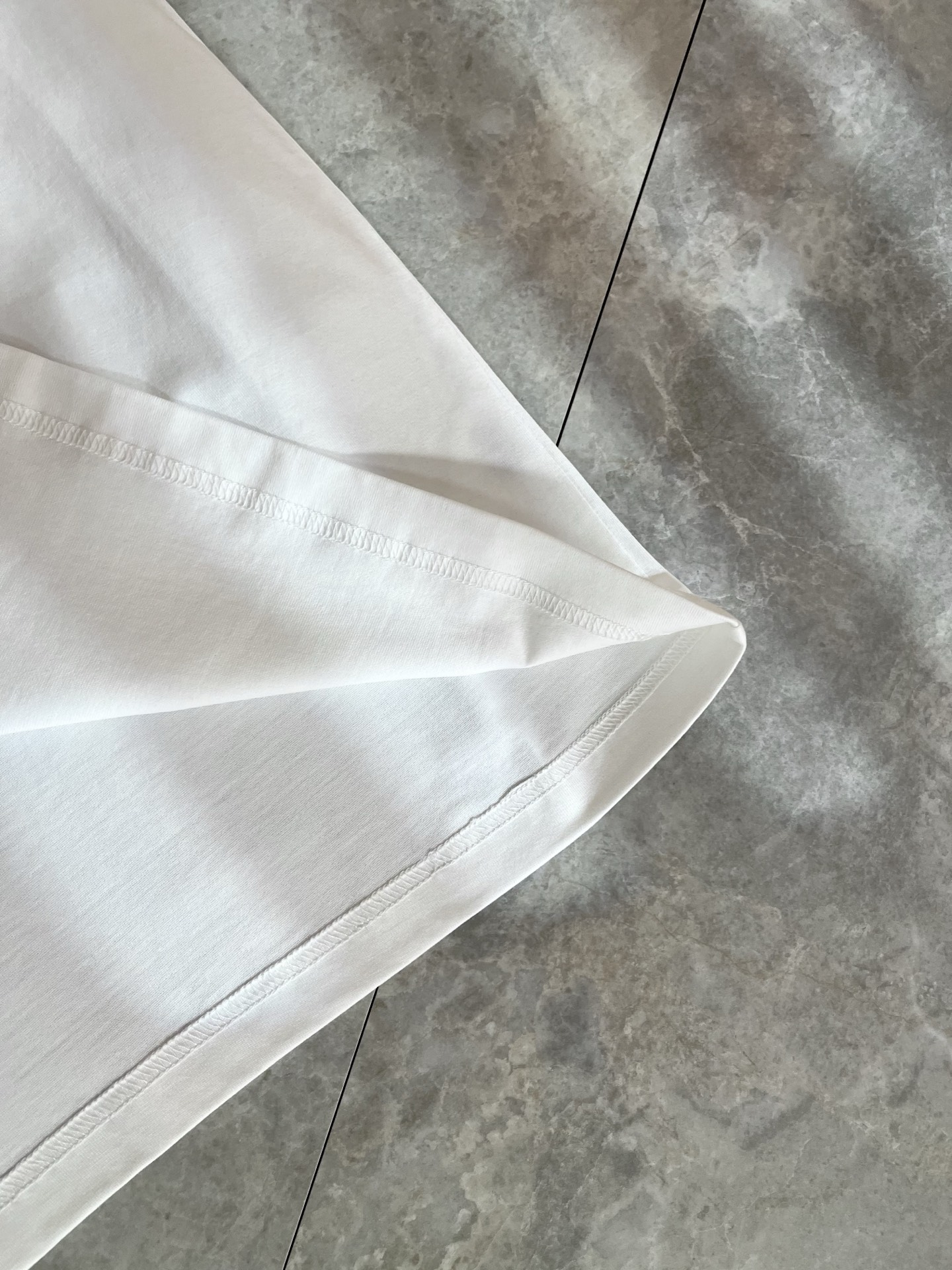 LouisVuitt*路易*登 2026春夏全新系列单品上线，非常时髦前卫的一款男女同款短袖T恤，标识l