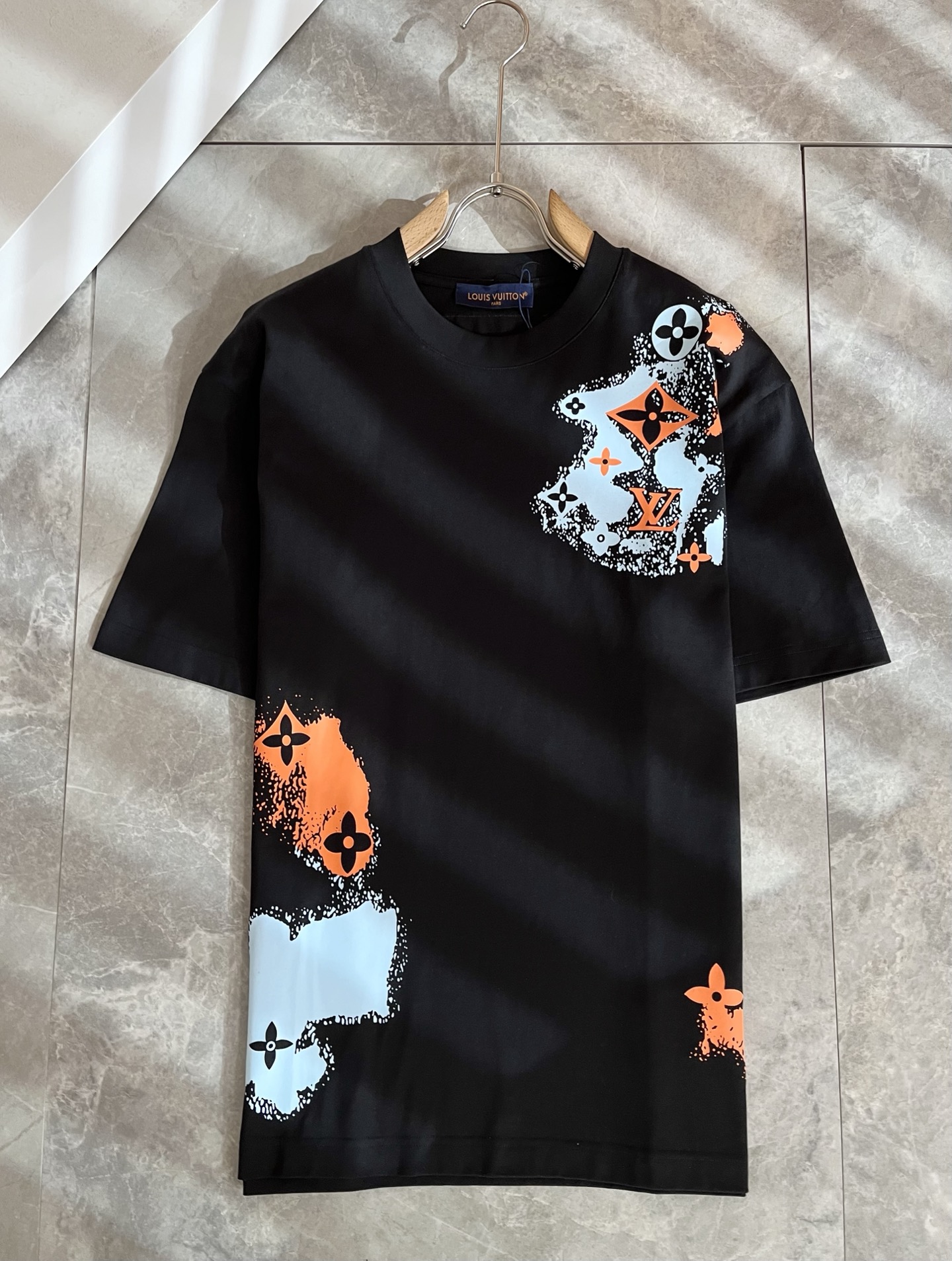 Louis Vuit*on 2026春夏路易家族轻奢Monogram印花工艺短袖T恤，男女同款👫背后反向