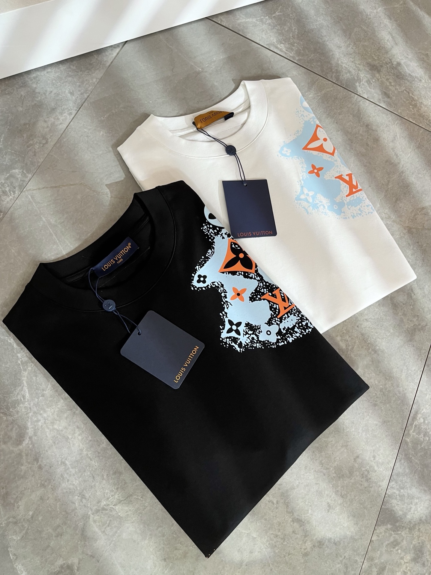 Louis Vuit*on 2026春夏路易家族轻奢Monogram印花工艺短袖T恤，男女同款👫背后反向