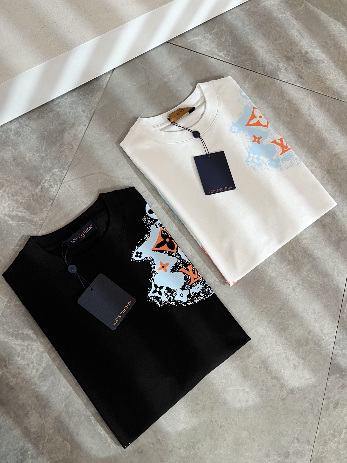 Louis Vuit*on 2026春夏路易家族轻奢Monogram印花工艺短袖T恤，男女同款👫背后反向