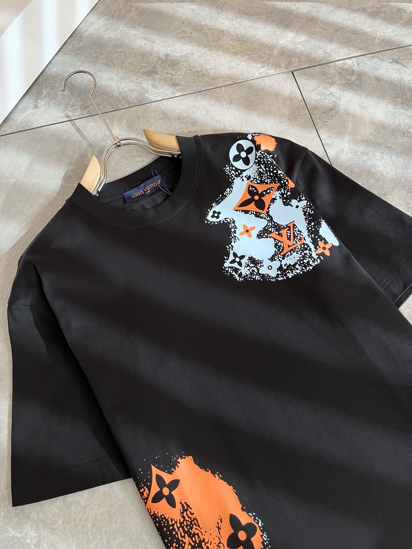 Louis Vuit*on 2026春夏路易家族轻奢Monogram印花工艺短袖T恤，男女同款👫背后反向