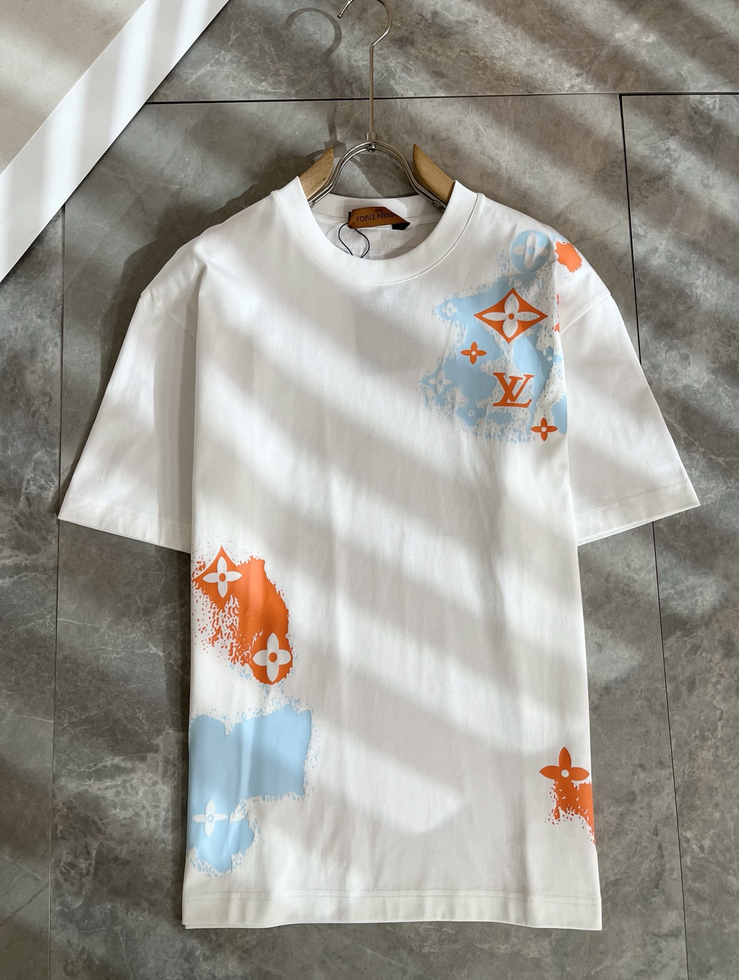 Louis Vuit*on 2026春夏路易家族轻奢Monogram印花工艺短袖T恤，男女同款👫背后反向