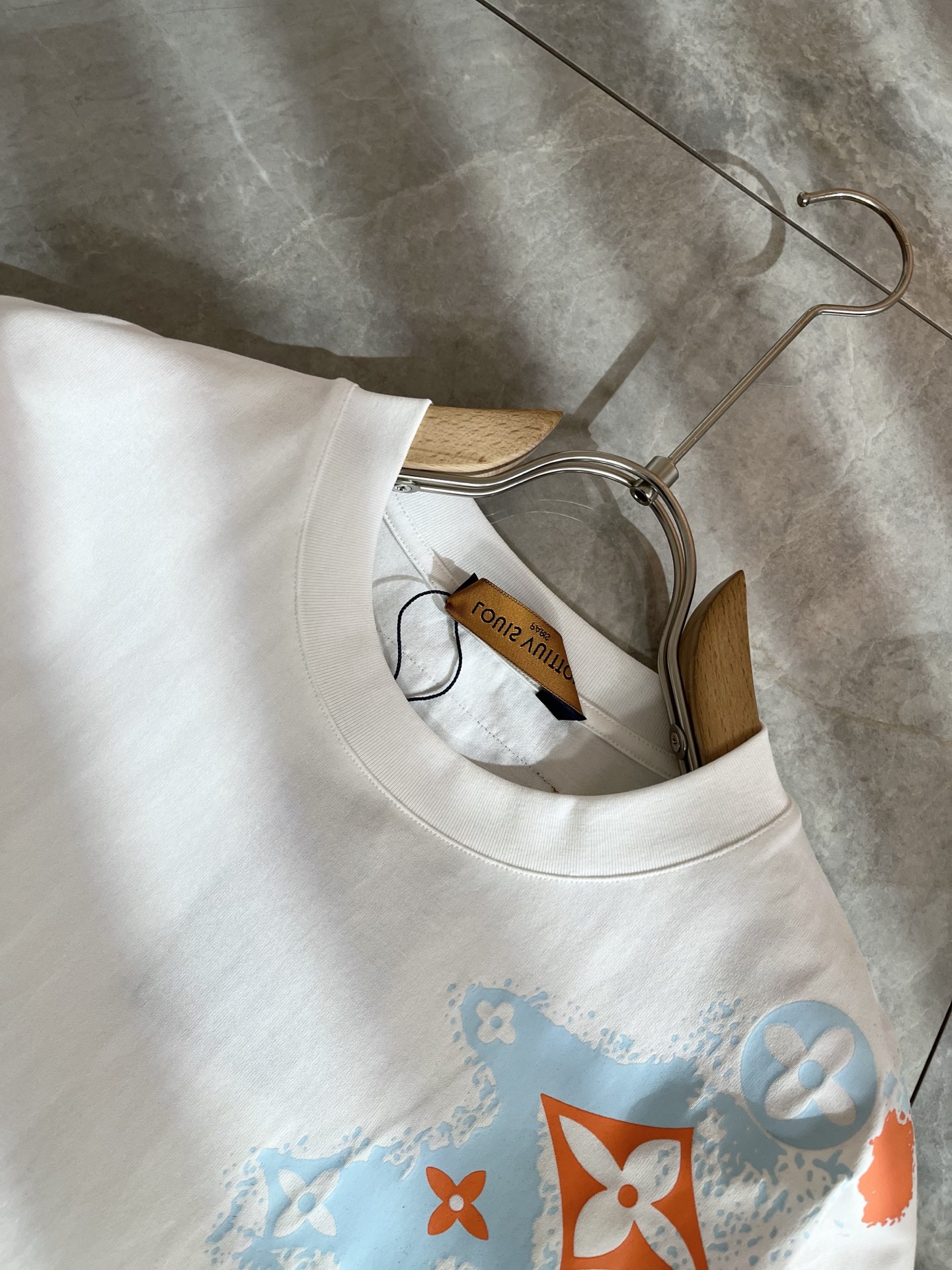 Louis Vuit*on 2026春夏路易家族轻奢Monogram印花工艺短袖T恤，男女同款👫背后反向