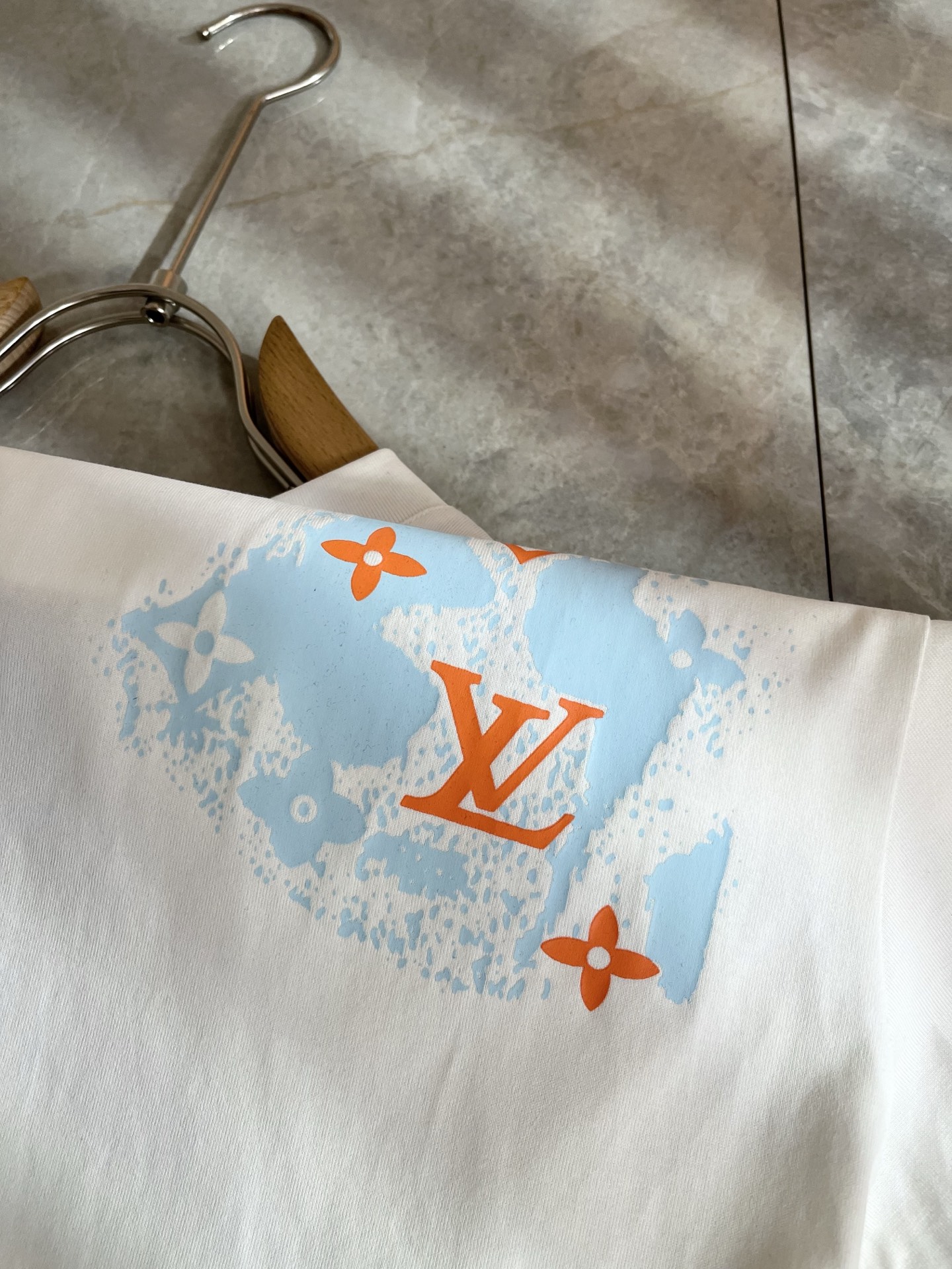 Louis Vuit*on 2026春夏路易家族轻奢Monogram印花工艺短袖T恤，男女同款👫背后反向