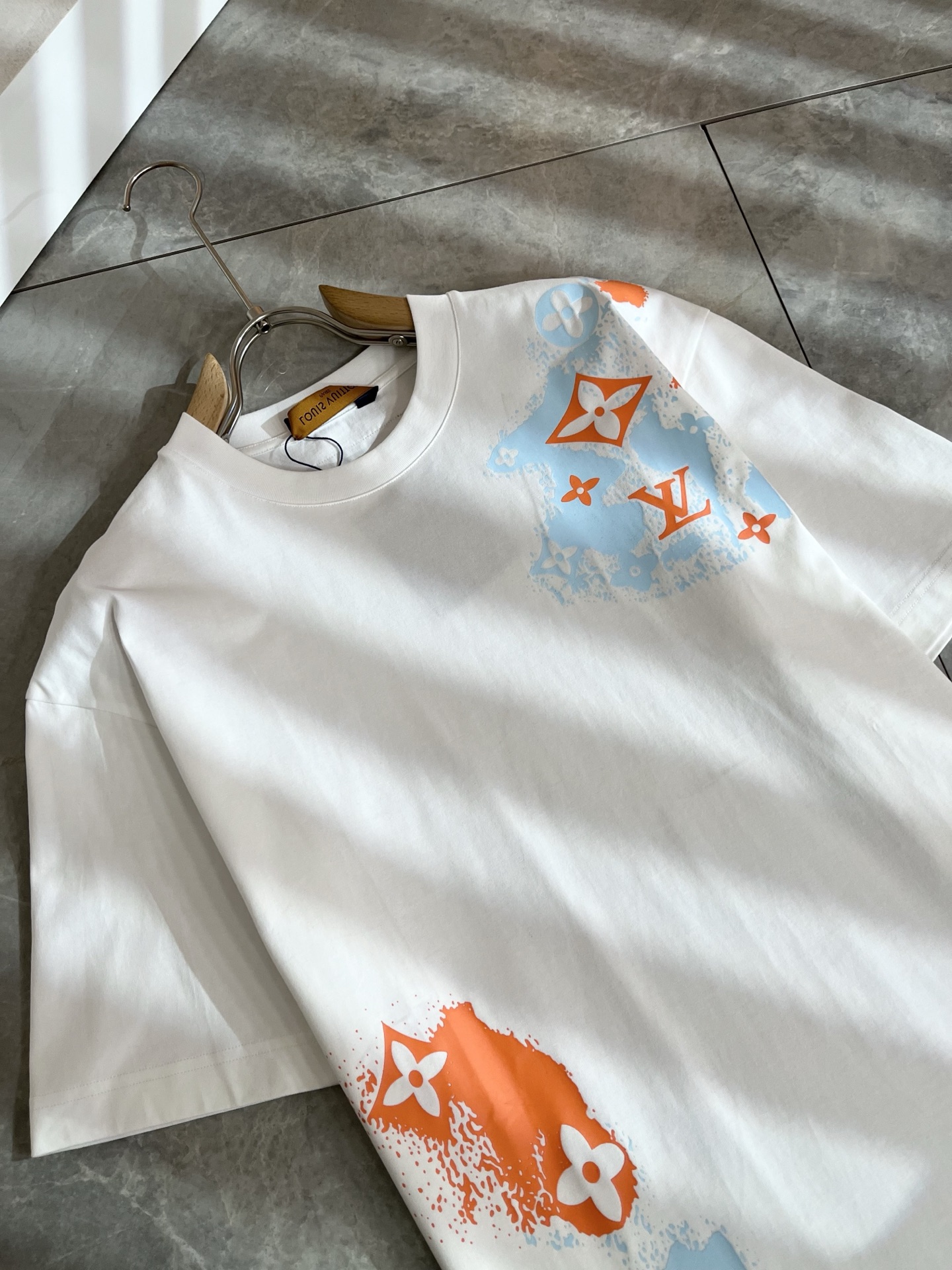 Louis Vuit*on 2026春夏路易家族轻奢Monogram印花工艺短袖T恤，男女同款👫背后反向