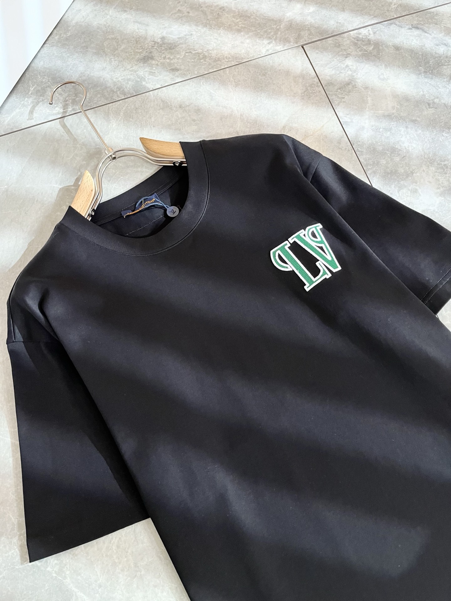 LouisVuitt*路易*登 2026春夏全新系列单品上线，非常时髦前卫的一款男女同款短袖T恤，标识l