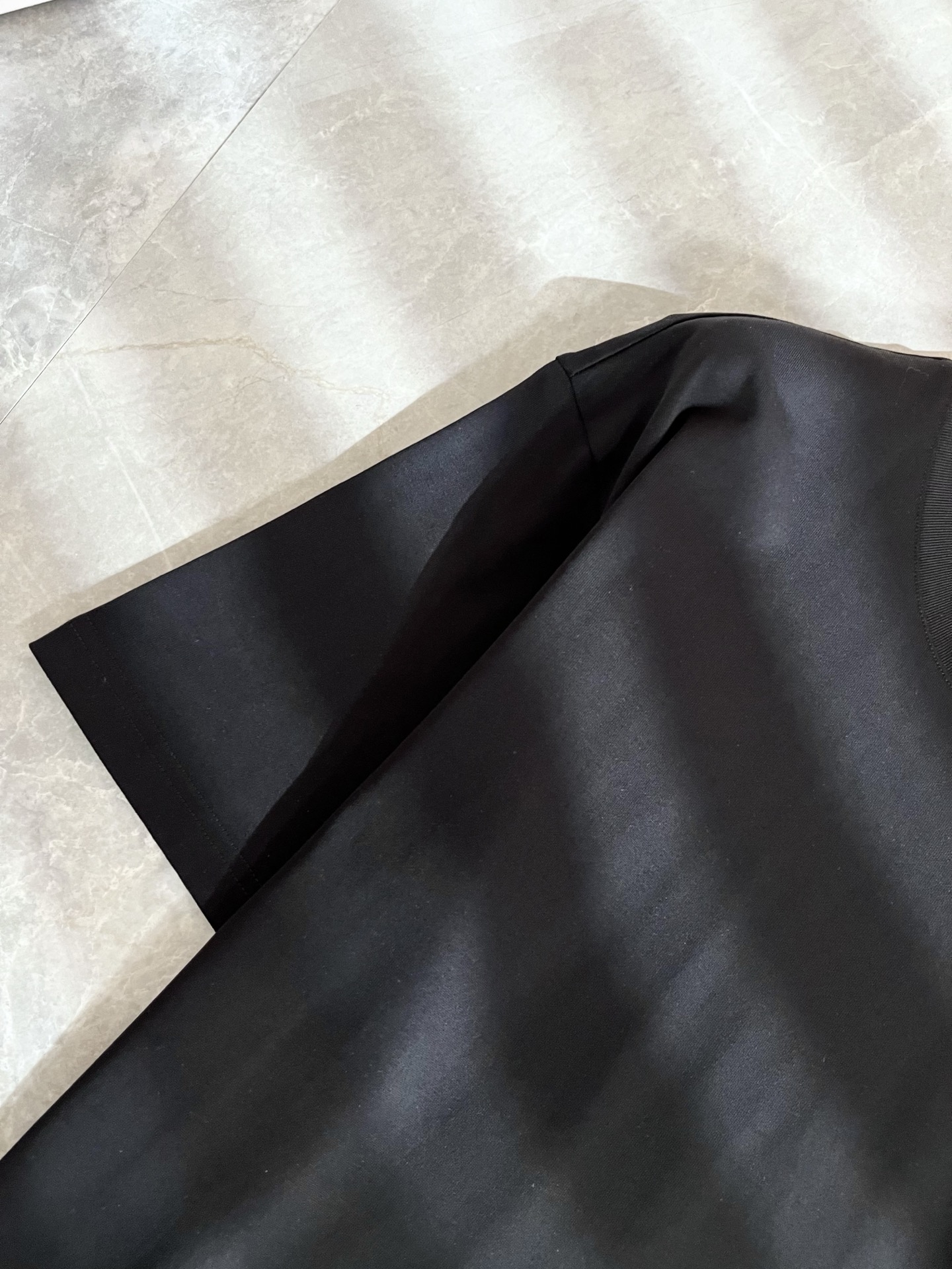 LouisVuitt*路易*登 2026春夏全新系列单品上线，非常时髦前卫的一款男女同款短袖T恤，标识l