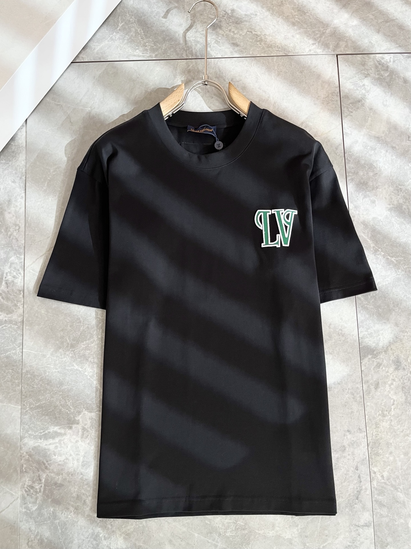 LouisVuitt*路易*登 2026春夏全新系列单品上线，非常时髦前卫的一款男女同款短袖T恤，标识l