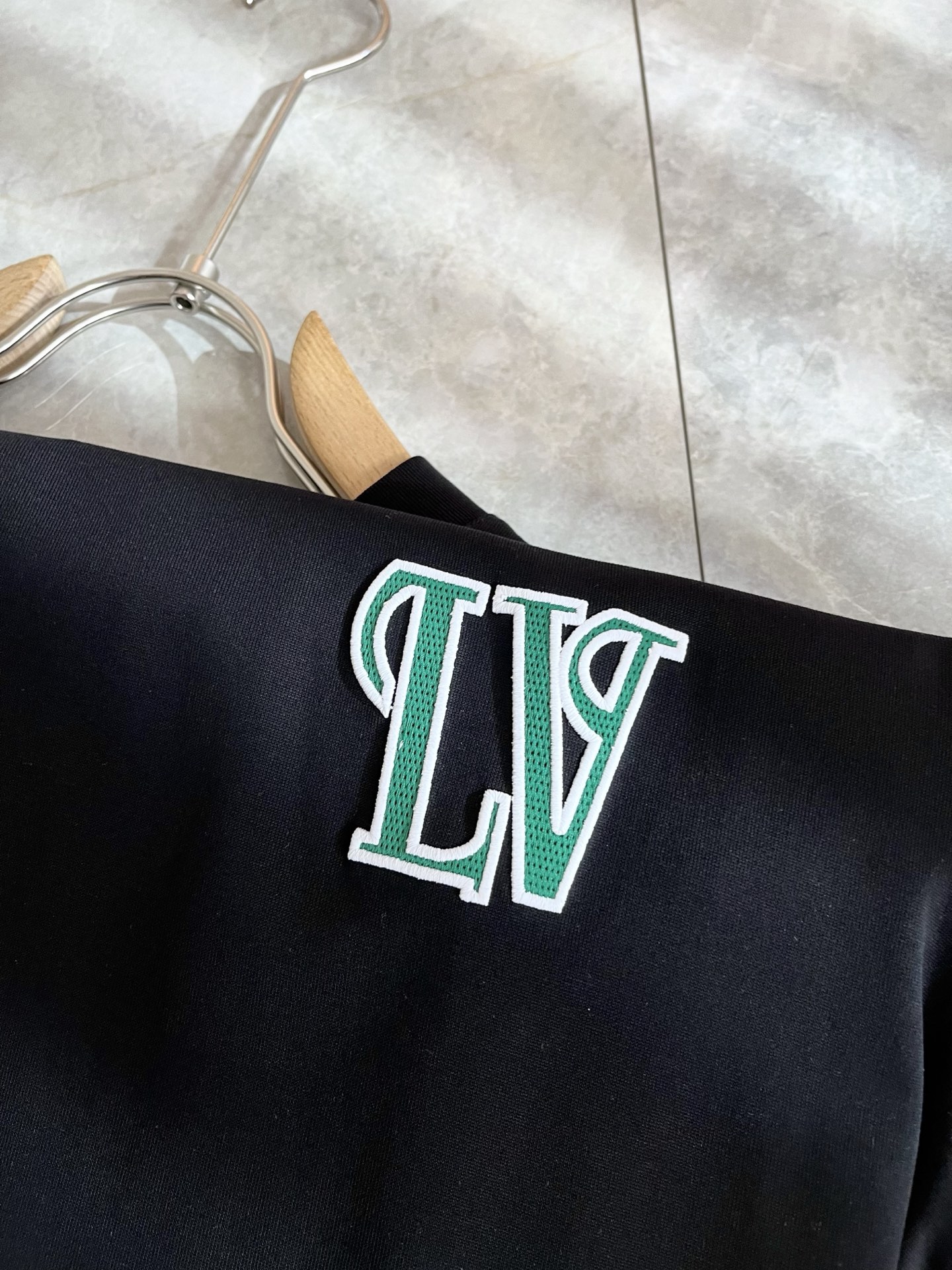 LouisVuitt*路易*登 2026春夏全新系列单品上线，非常时髦前卫的一款男女同款短袖T恤，标识l