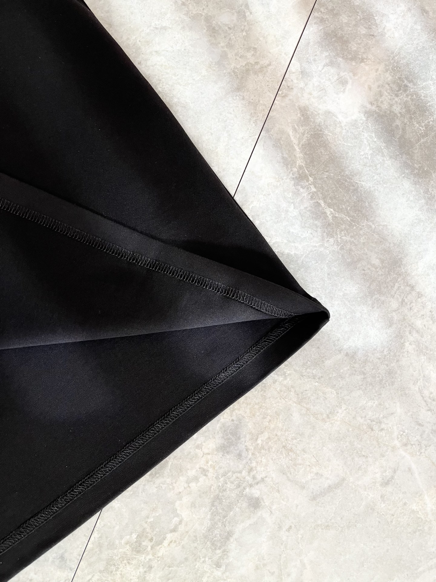 LouisVuitt*路易*登 2026春夏全新系列单品上线，非常时髦前卫的一款男女同款短袖T恤，标识l