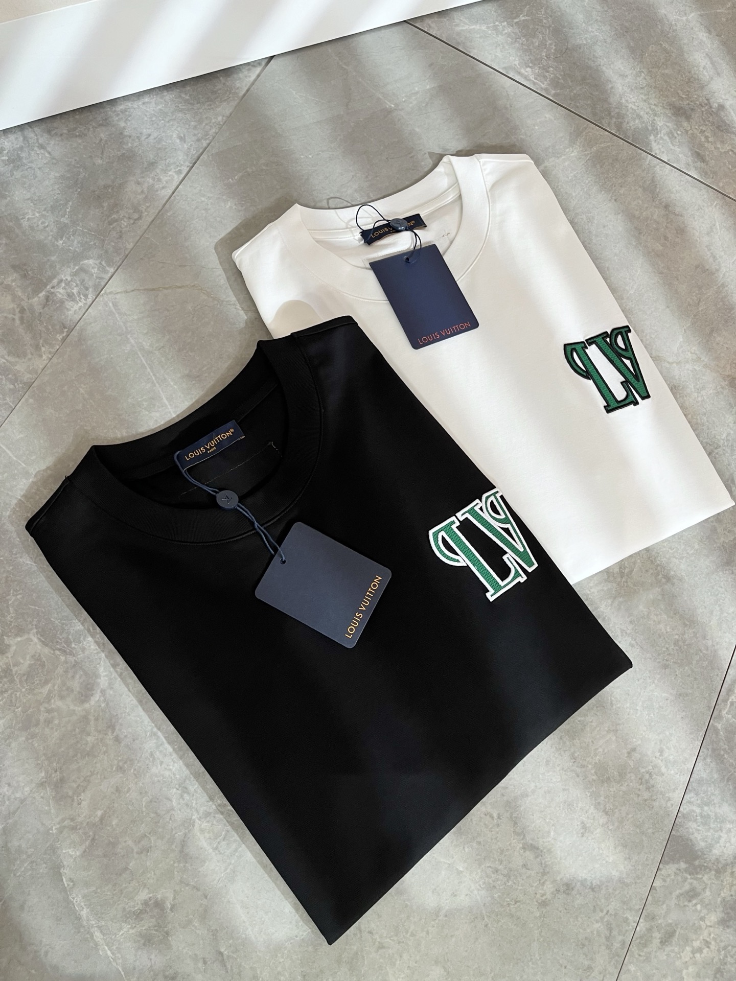 LouisVuitt*路易*登 2026春夏全新系列单品上线，非常时髦前卫的一款男女同款短袖T恤，标识l