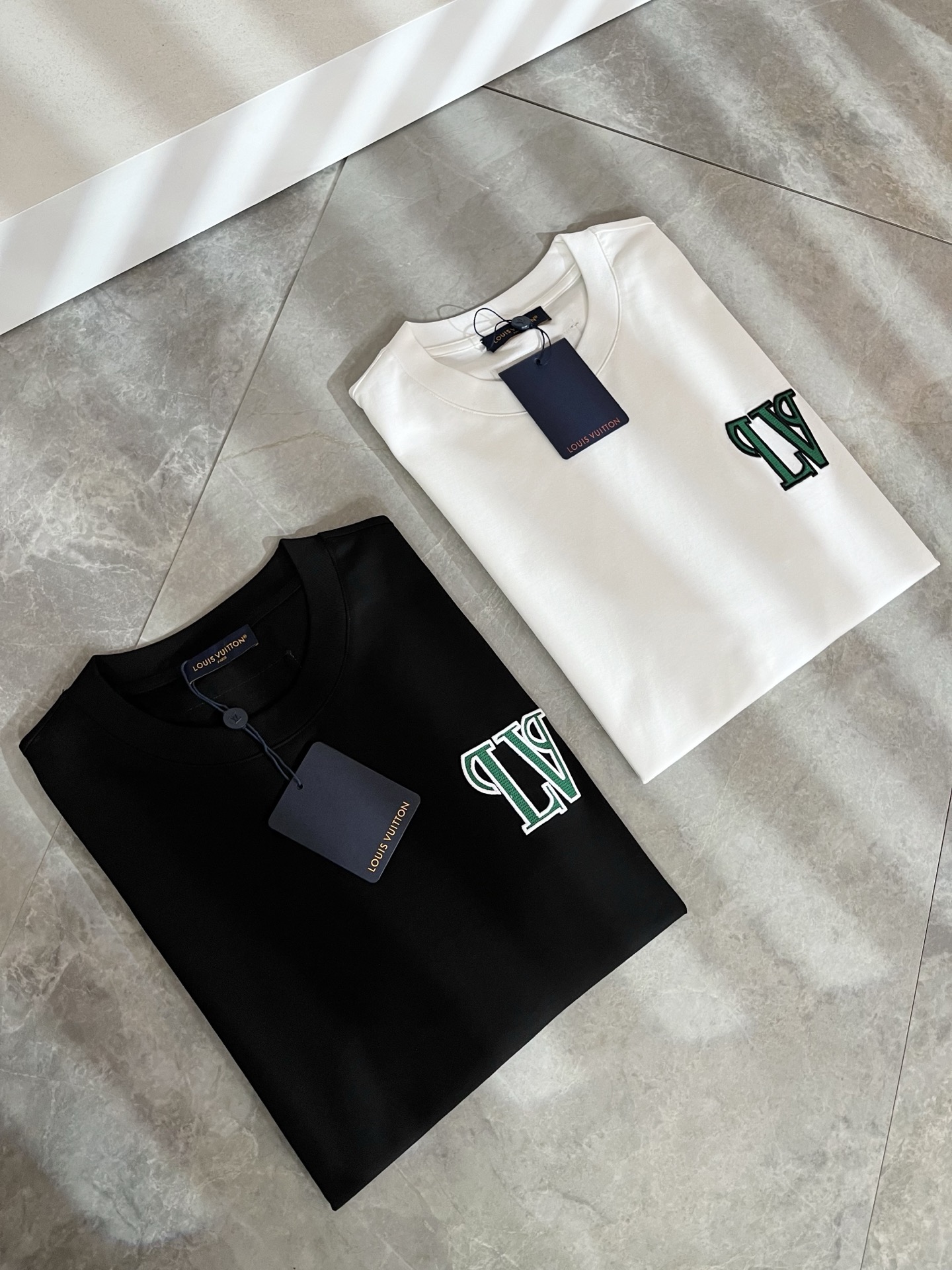 LouisVuitt*路易*登 2026春夏全新系列单品上线，非常时髦前卫的一款男女同款短袖T恤，标识l