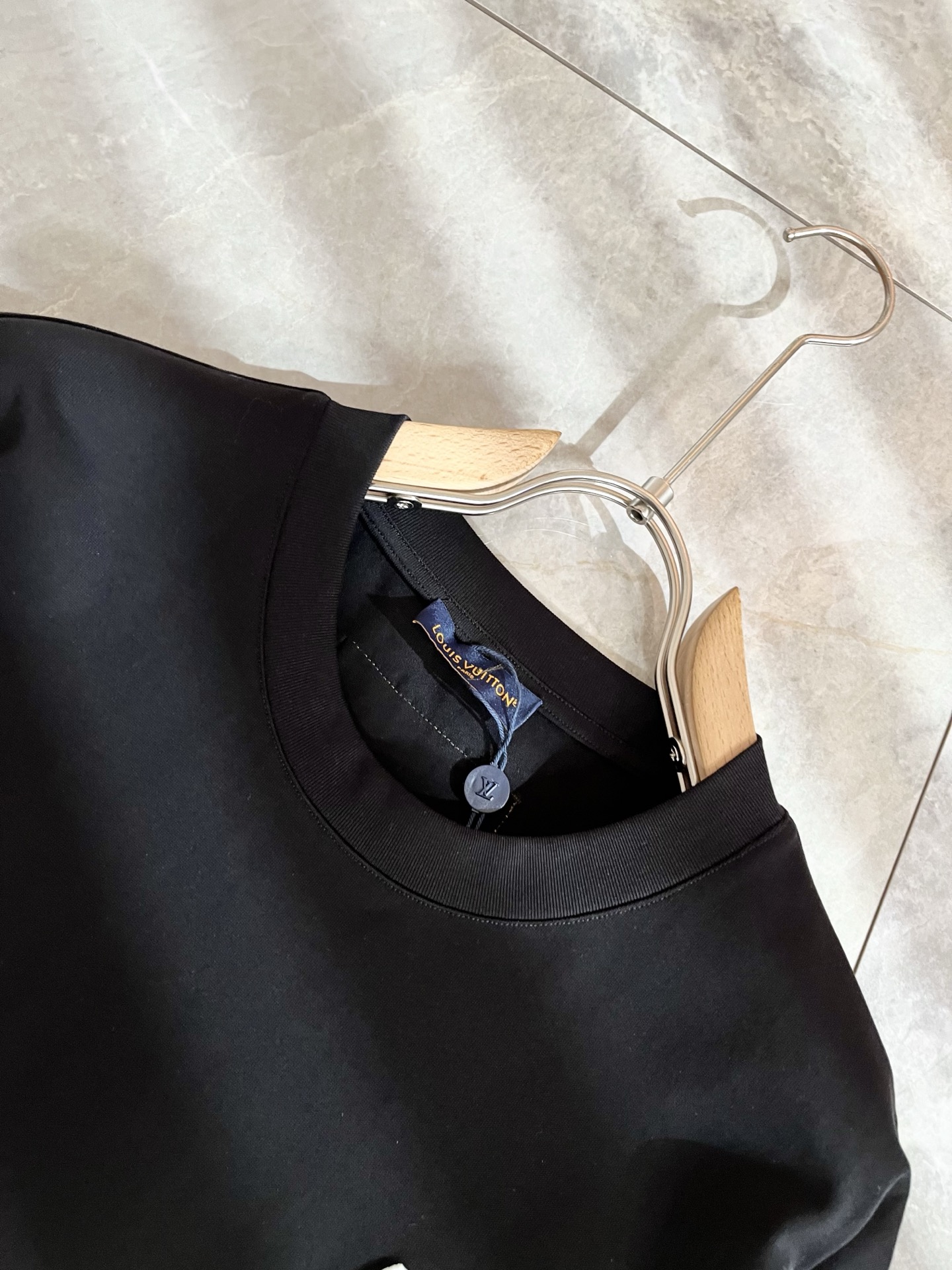 LouisVuitt*路易*登 2026春夏全新系列单品上线，非常时髦前卫的一款男女同款短袖T恤，标识l