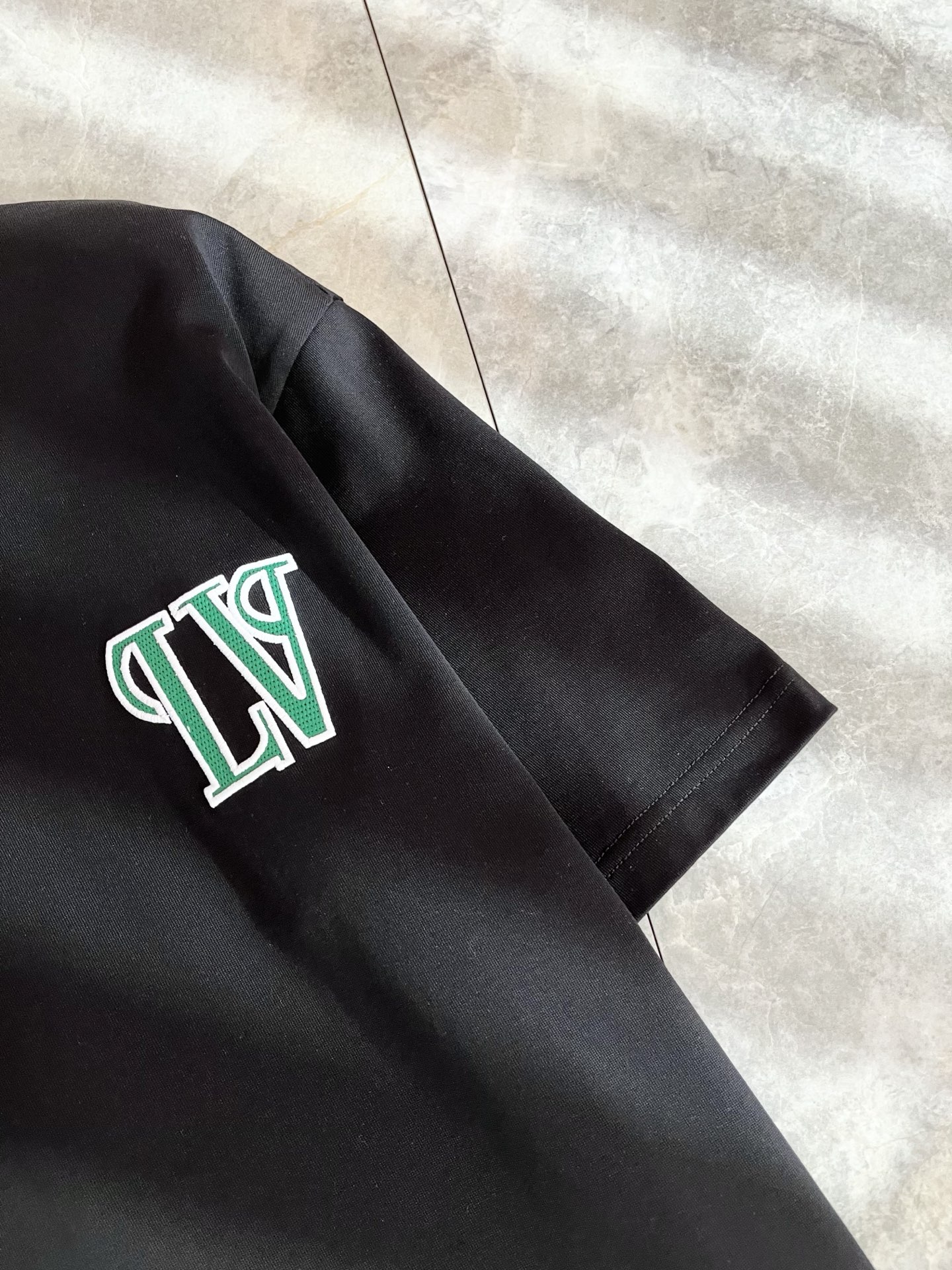 LouisVuitt*路易*登 2026春夏全新系列单品上线，非常时髦前卫的一款男女同款短袖T恤，标识l