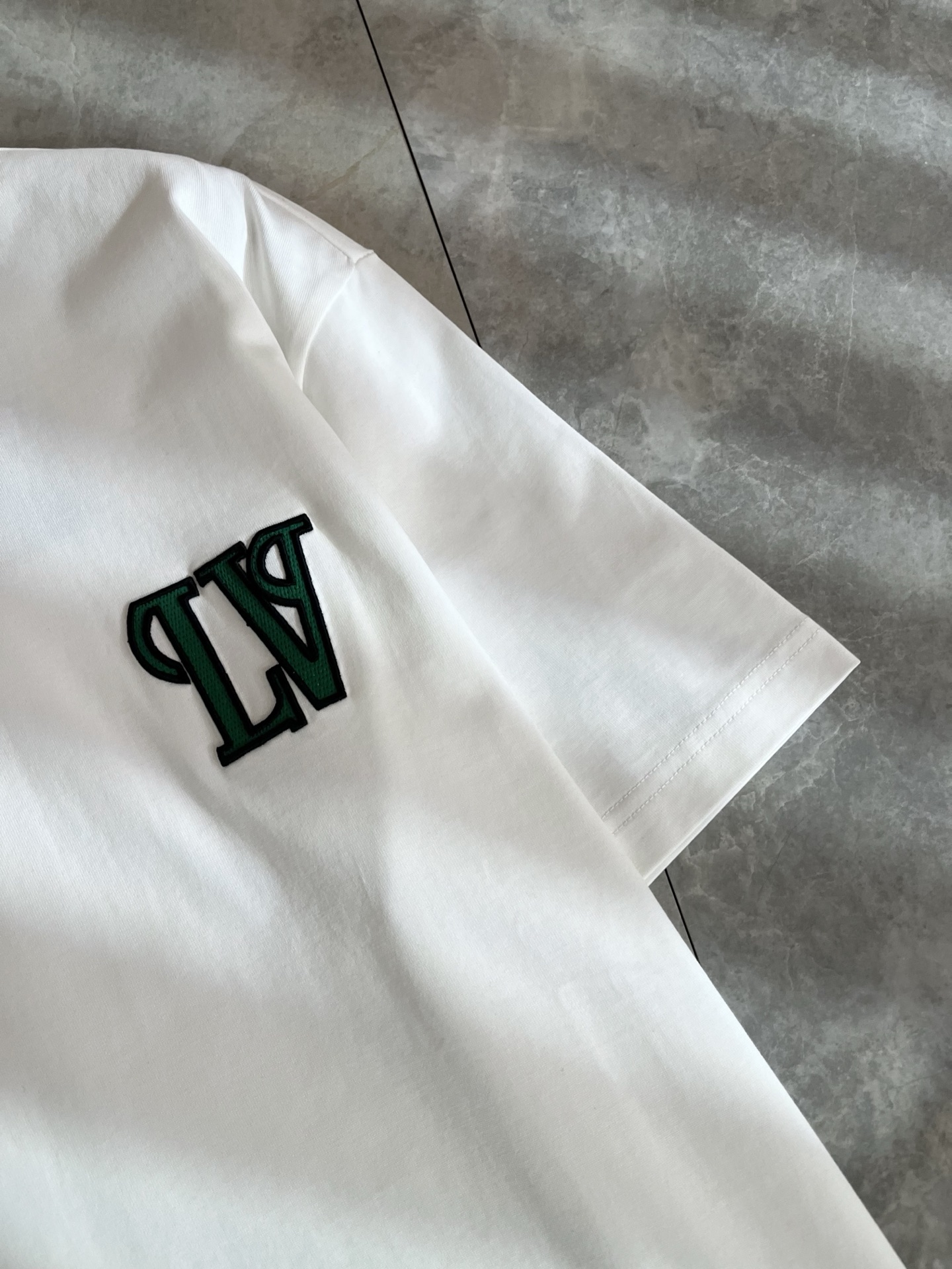 LouisVuitt*路易*登 2026春夏全新系列单品上线，非常时髦前卫的一款男女同款短袖T恤，标识l