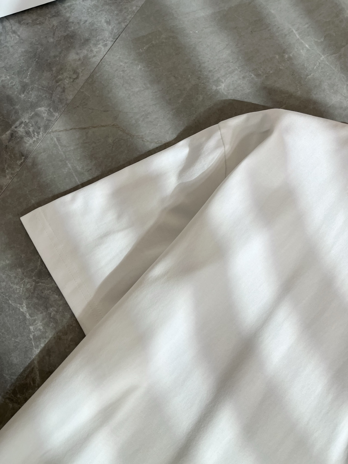 LouisVuitt*路易*登 2026春夏全新系列单品上线，非常时髦前卫的一款男女同款短袖T恤，标识l