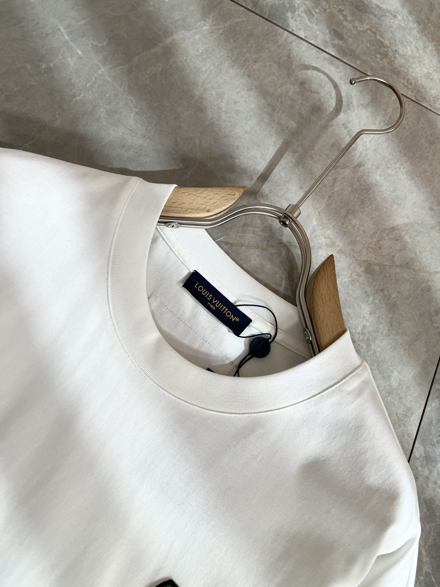 LouisVuitt*路易*登 2026春夏全新系列单品上线，非常时髦前卫的一款男女同款短袖T恤，标识l