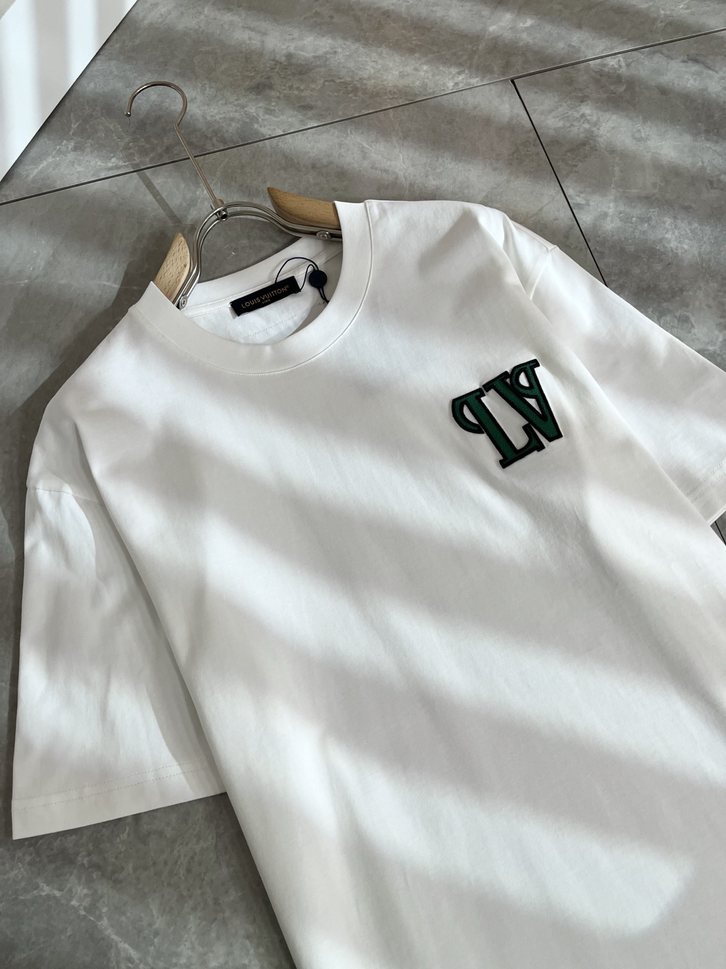 LouisVuitt*路易*登 2026春夏全新系列单品上线，非常时髦前卫的一款男女同款短袖T恤，标识l