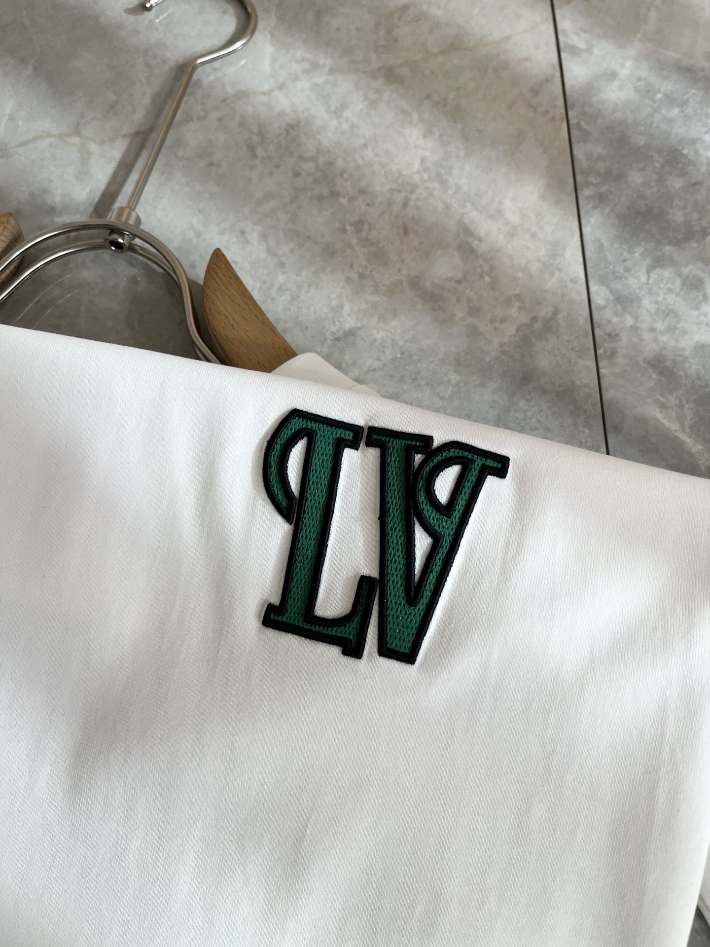 LouisVuitt*路易*登 2026春夏全新系列单品上线，非常时髦前卫的一款男女同款短袖T恤，标识l