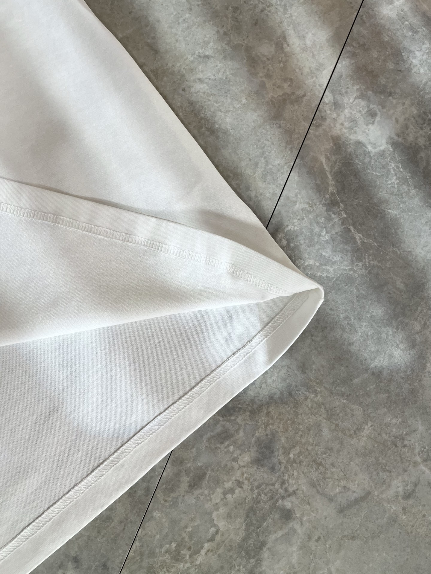 LouisVuitt*路易*登 2026春夏全新系列单品上线，非常时髦前卫的一款男女同款短袖T恤，标识l