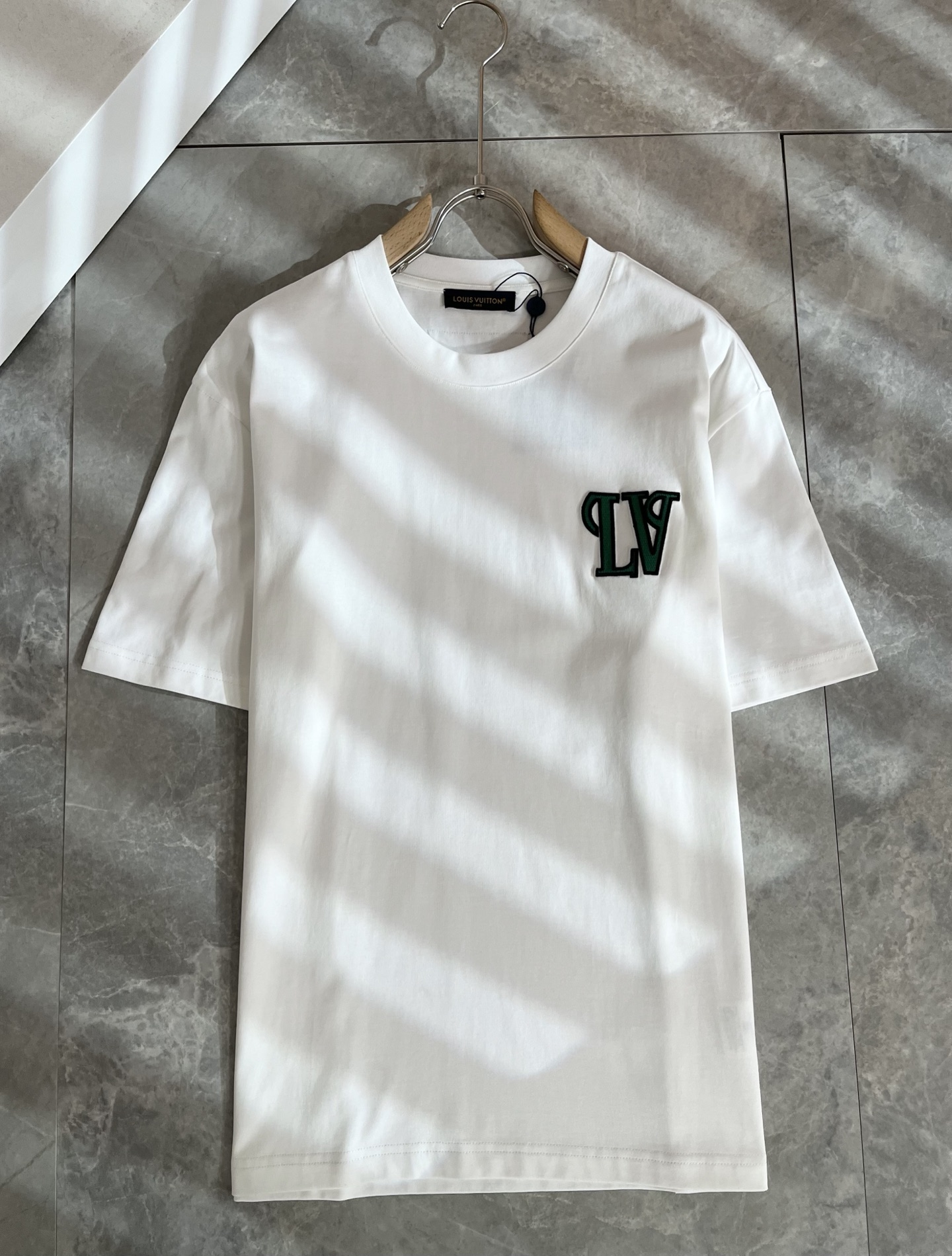 LouisVuitt*路易*登 2026春夏全新系列单品上线，非常时髦前卫的一款男女同款短袖T恤，标识l