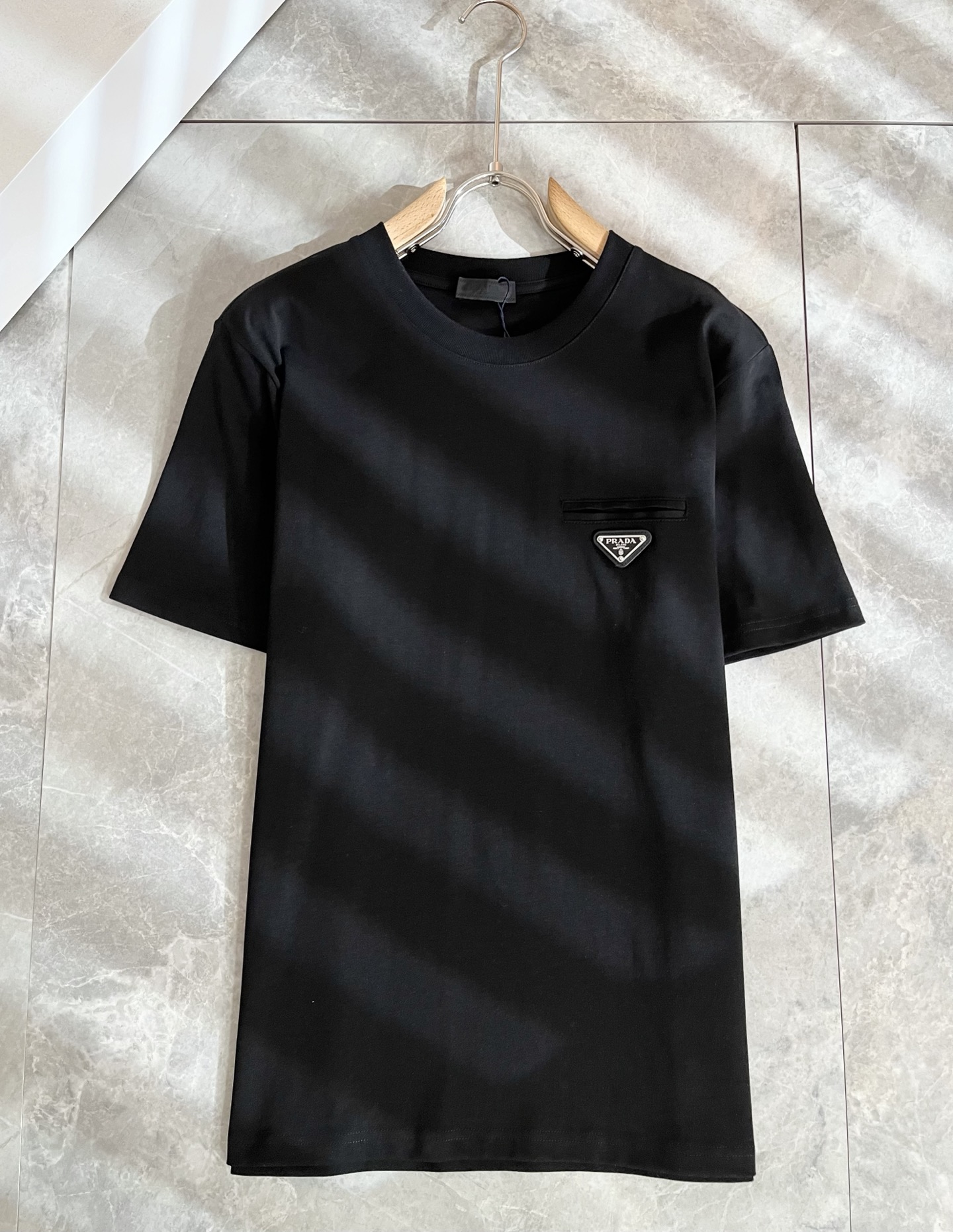 PRAD*A普*达2026春夏新款男士短袖打底衫，最新款全网独家首上！！~既经典有时尚百搭，谁不爱啊，将