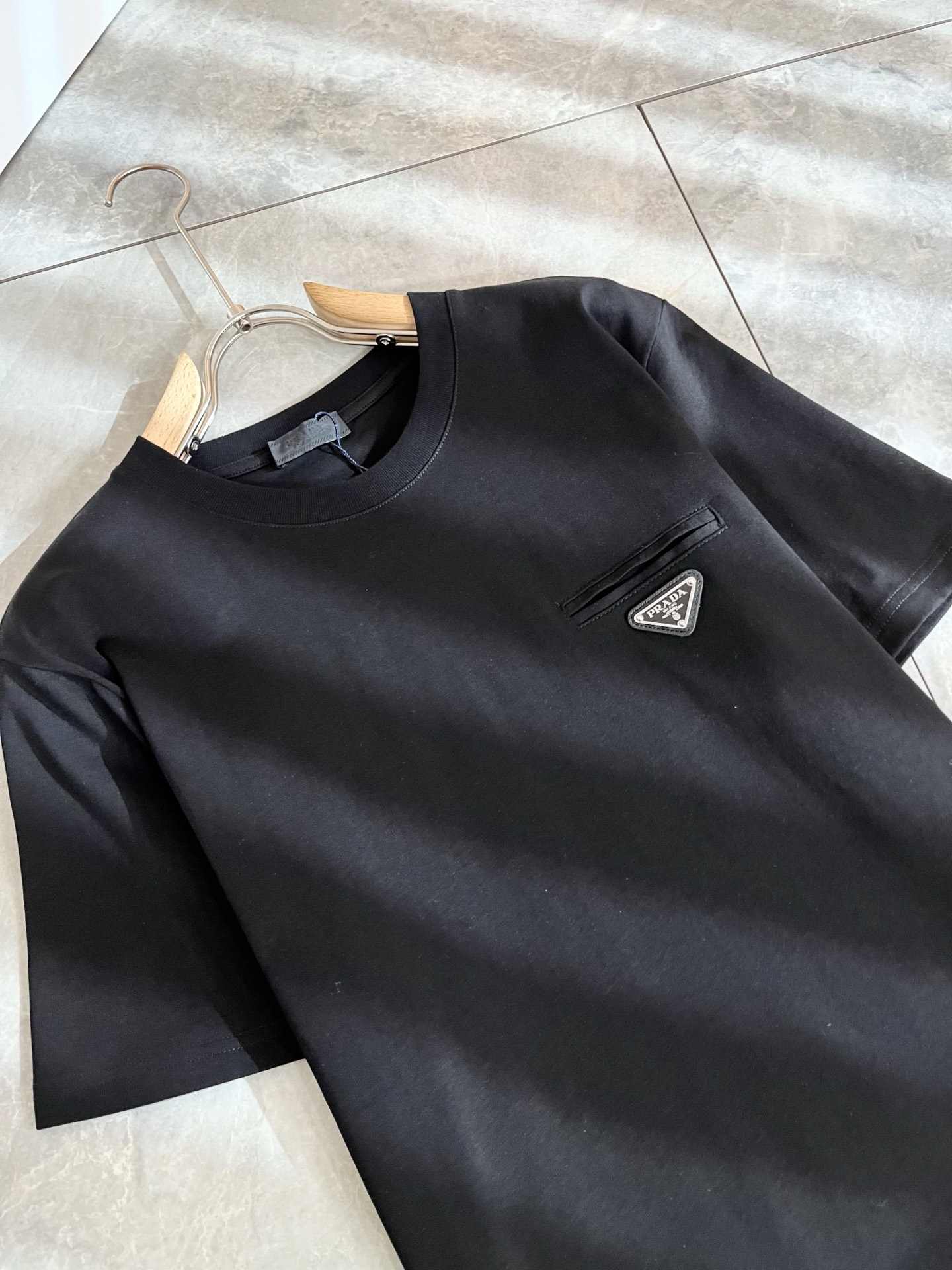 PRAD*A普*达2026春夏新款男士短袖打底衫，最新款全网独家首上！！~既经典有时尚百搭，谁不爱啊，将