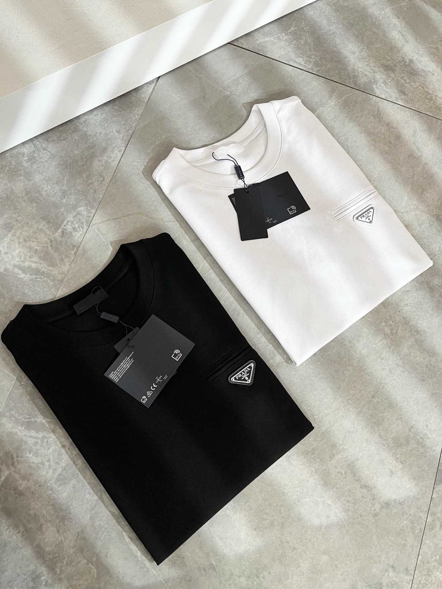 PRAD*A普*达2026春夏新款男士短袖打底衫，最新款全网独家首上！！~既经典有时尚百搭，谁不爱啊，将