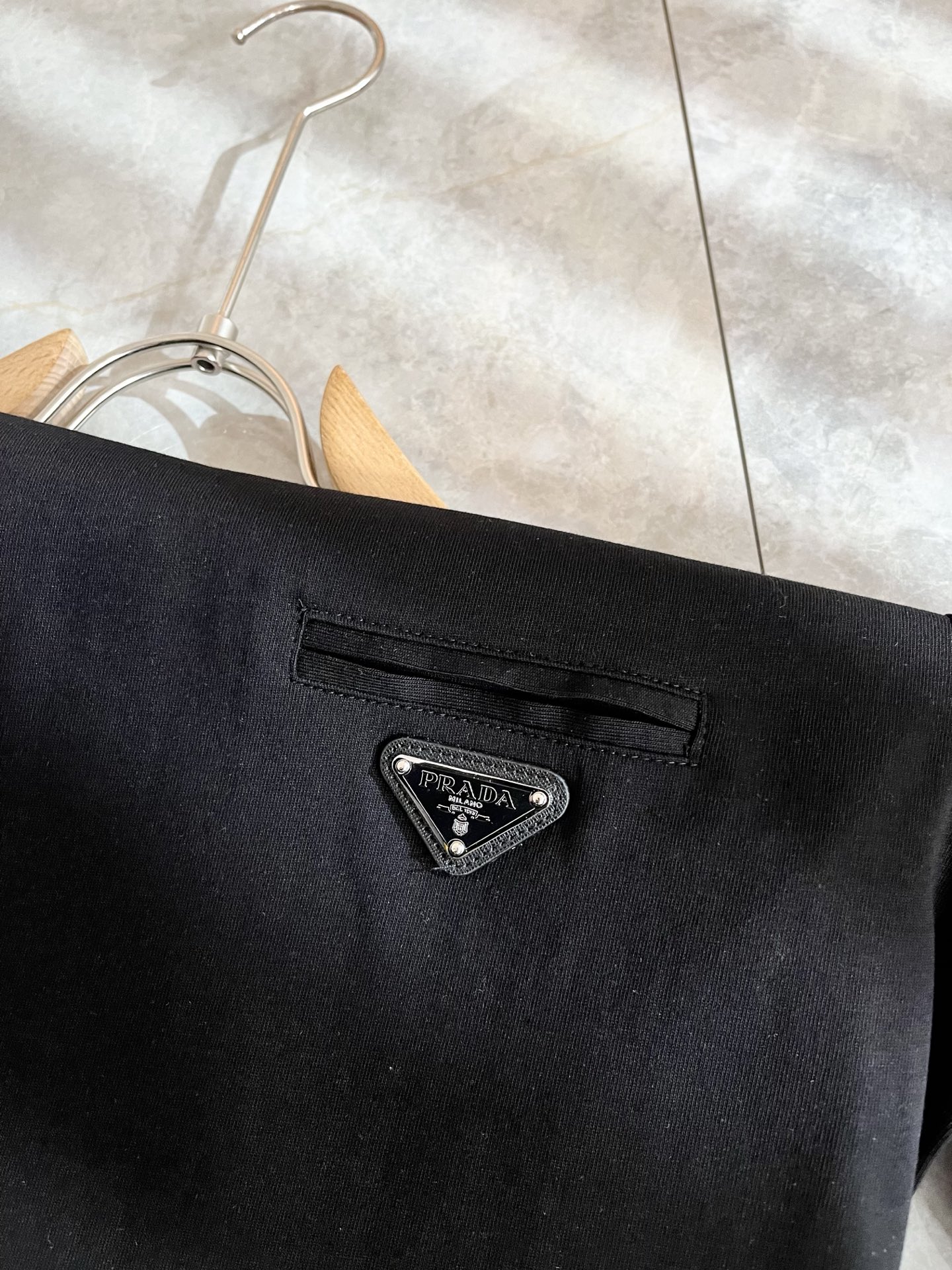 PRAD*A普*达2026春夏新款男士短袖打底衫，最新款全网独家首上！！~既经典有时尚百搭，谁不爱啊，将