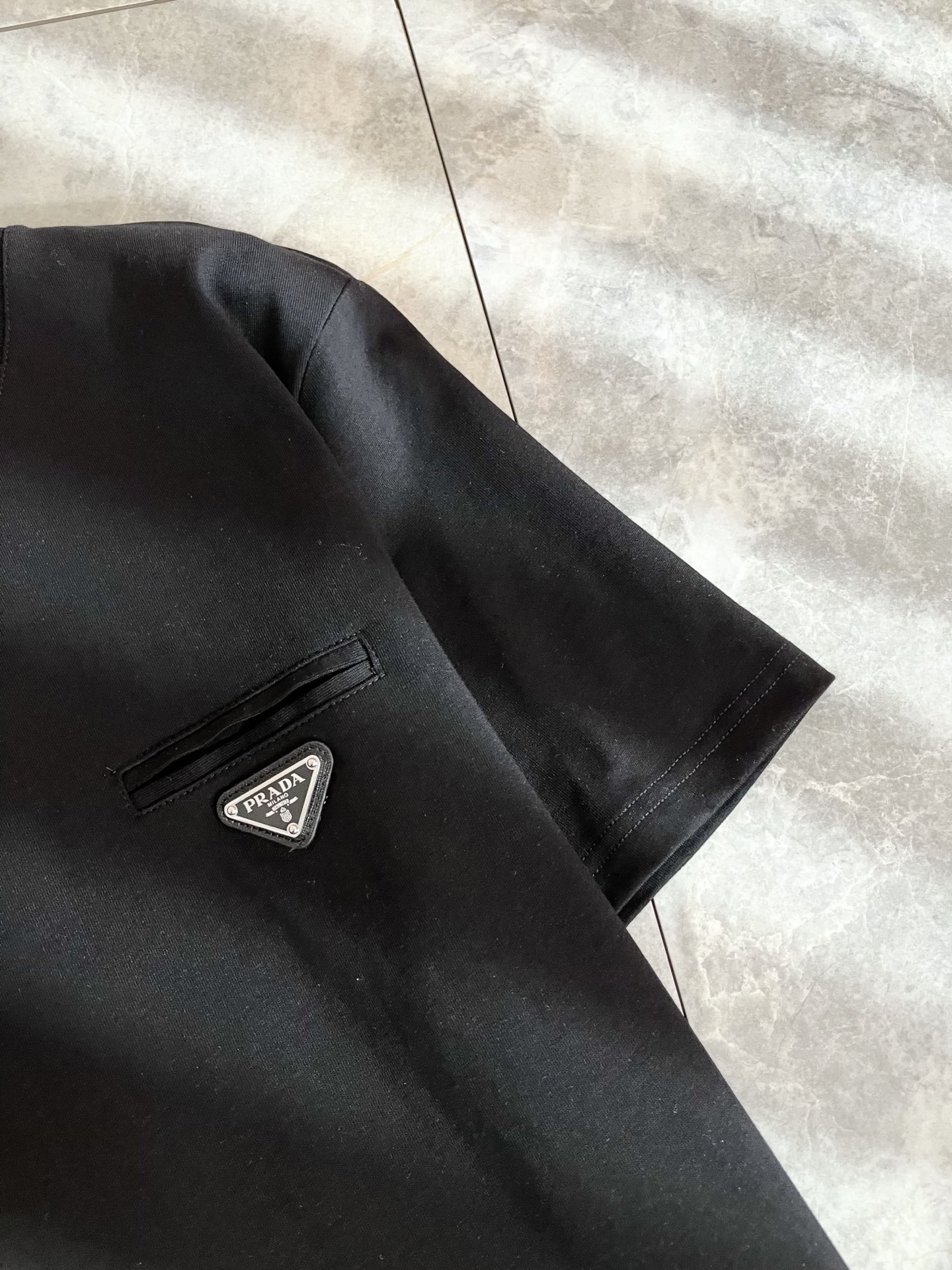 PRAD*A普*达2026春夏新款男士短袖打底衫，最新款全网独家首上！！~既经典有时尚百搭，谁不爱啊，将