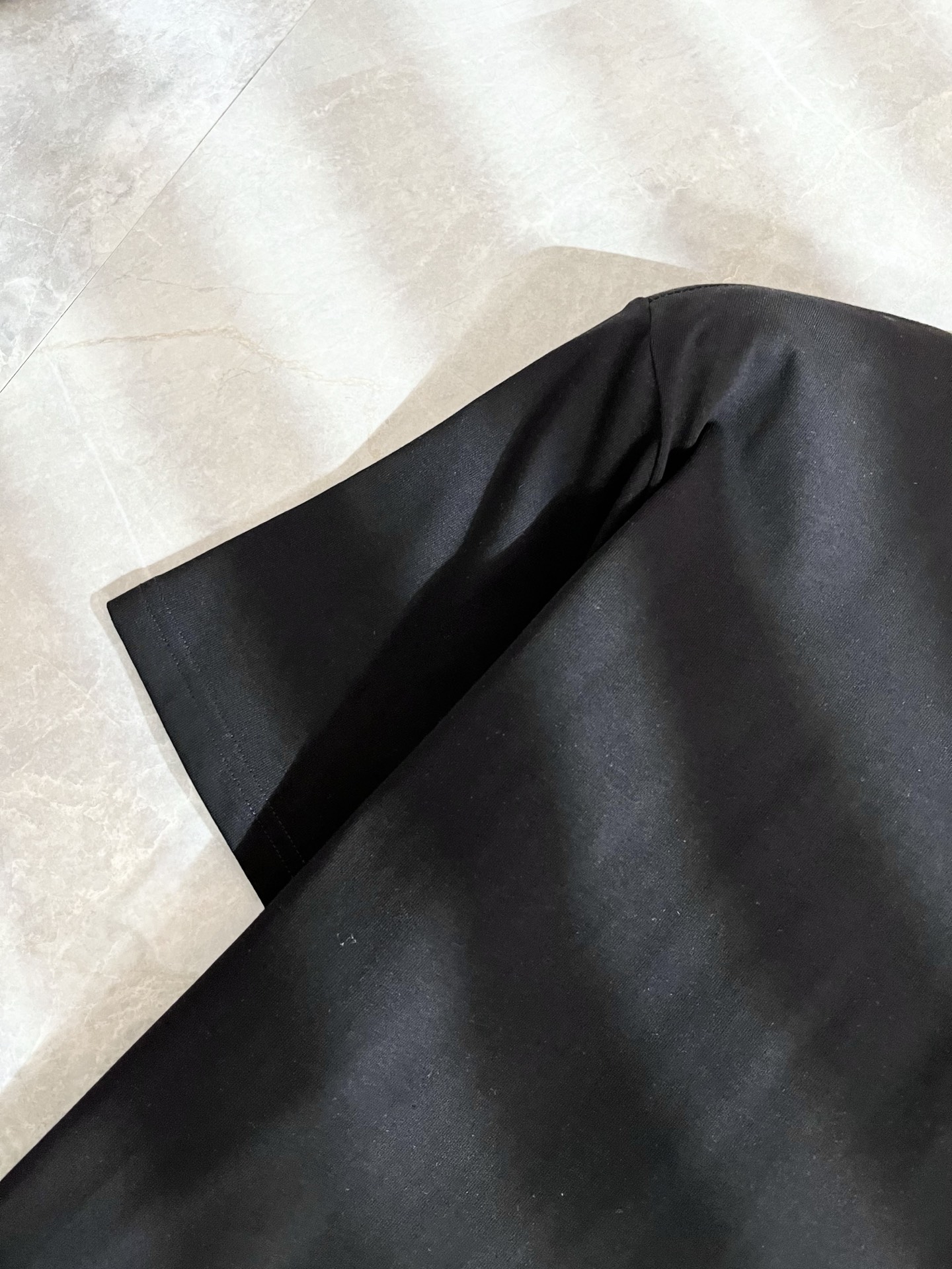 PRAD*A普*达2026春夏新款男士短袖打底衫，最新款全网独家首上！！~既经典有时尚百搭，谁不爱啊，将