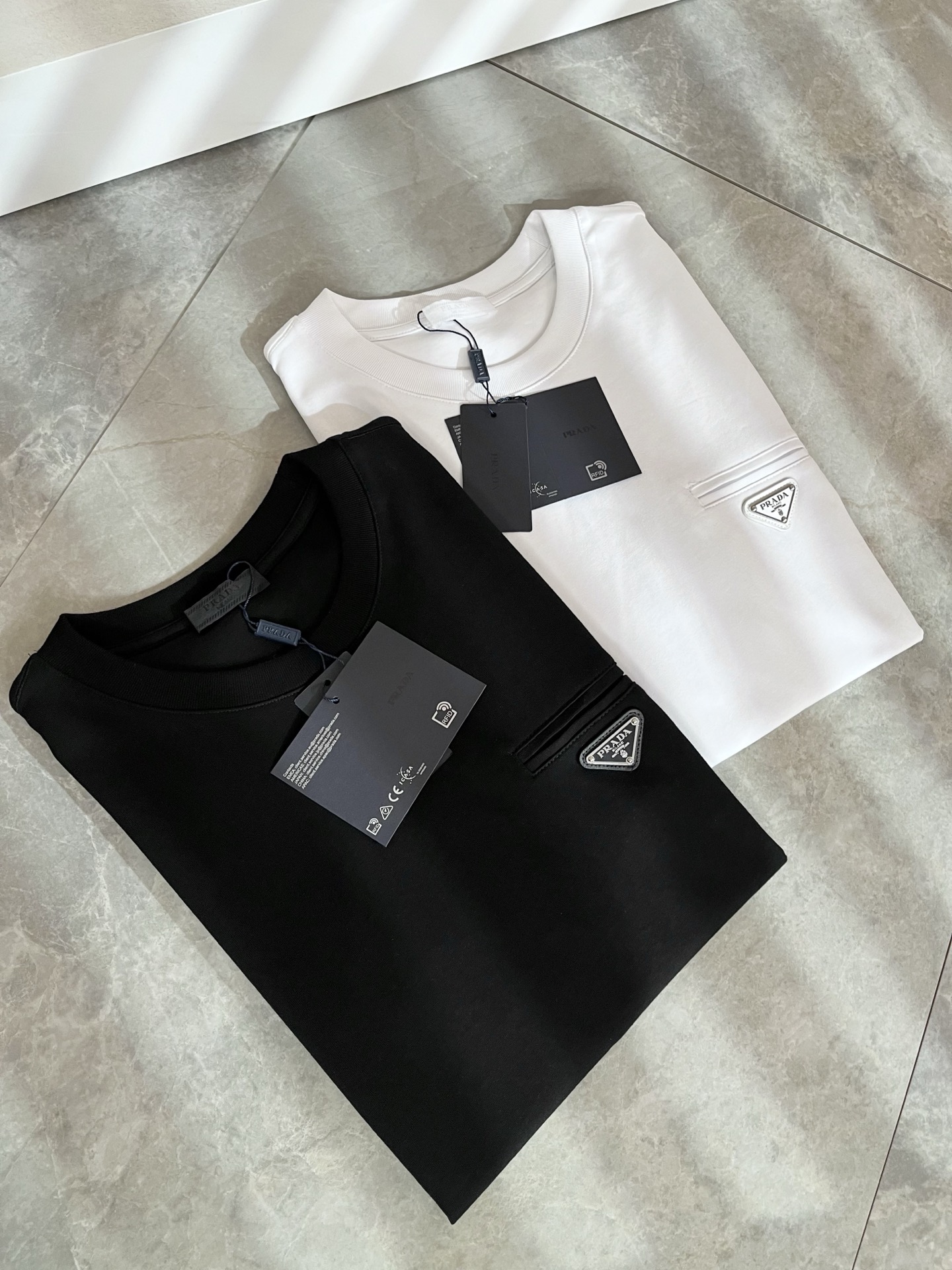 PRAD*A普*达2026春夏新款男士短袖打底衫，最新款全网独家首上！！~既经典有时尚百搭，谁不爱啊，将