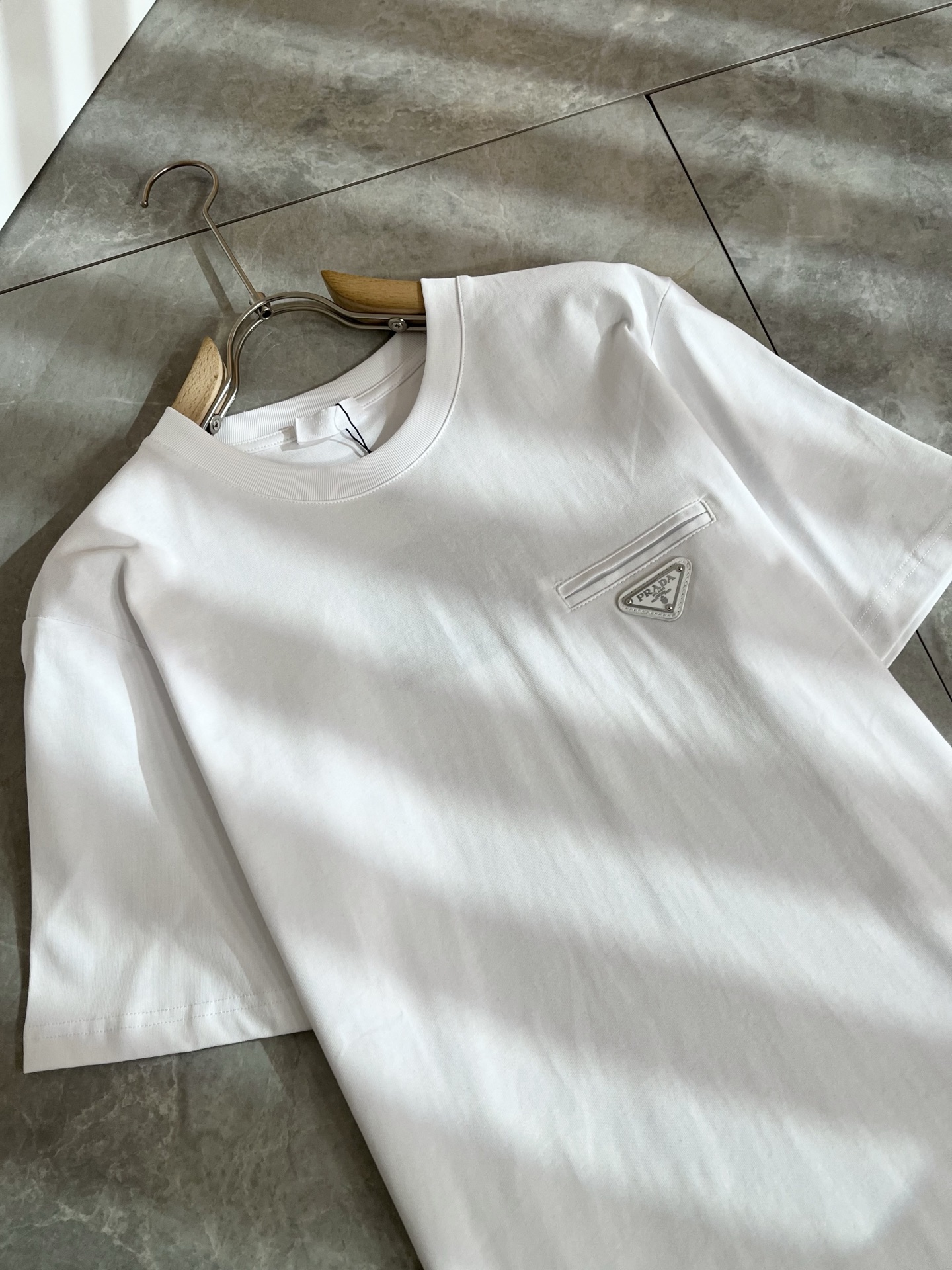 PRAD*A普*达2026春夏新款男士短袖打底衫，最新款全网独家首上！！~既经典有时尚百搭，谁不爱啊，将