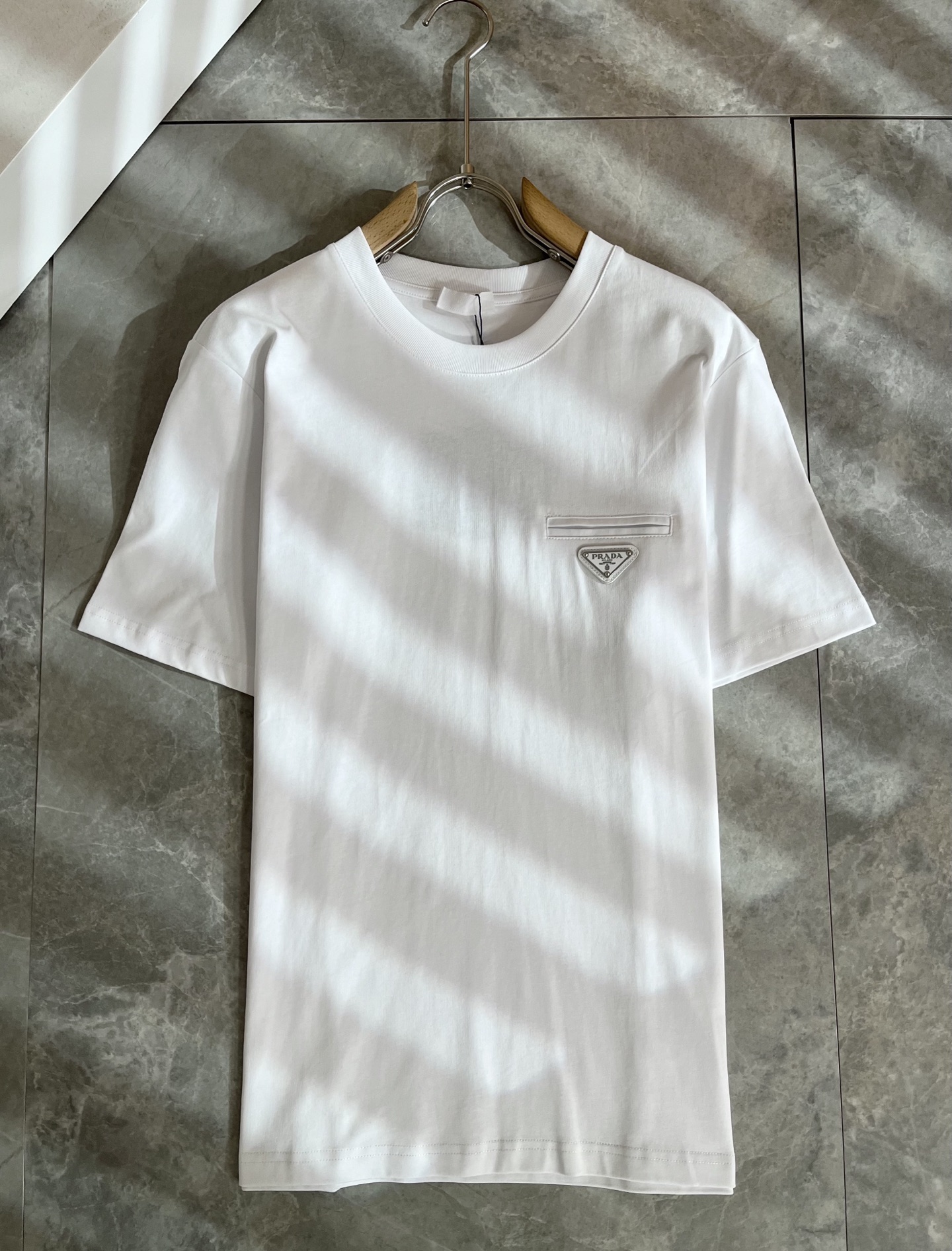 PRAD*A普*达2026春夏新款男士短袖打底衫，最新款全网独家首上！！~既经典有时尚百搭，谁不爱啊，将