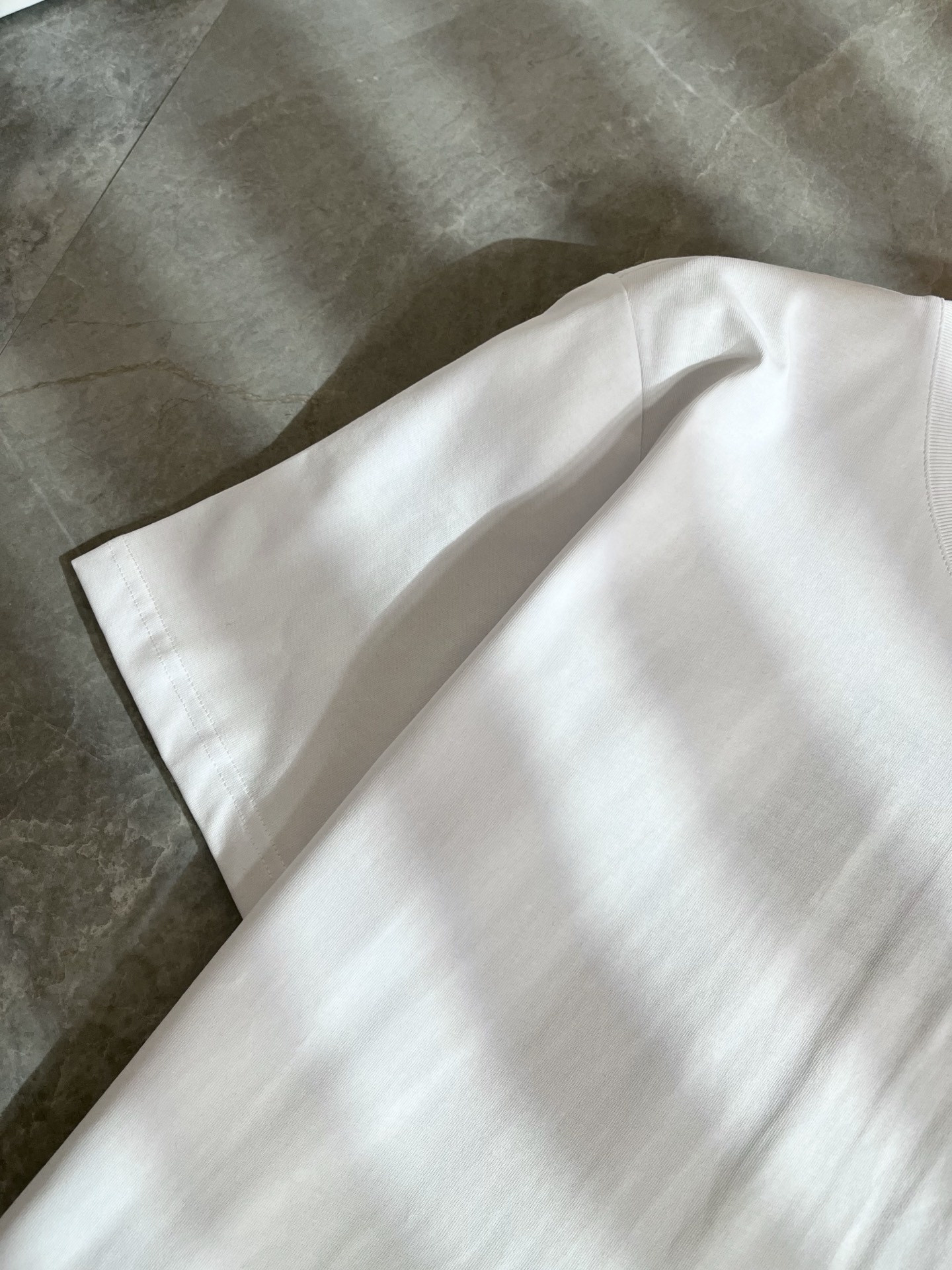 PRAD*A普*达2026春夏新款男士短袖打底衫，最新款全网独家首上！！~既经典有时尚百搭，谁不爱啊，将