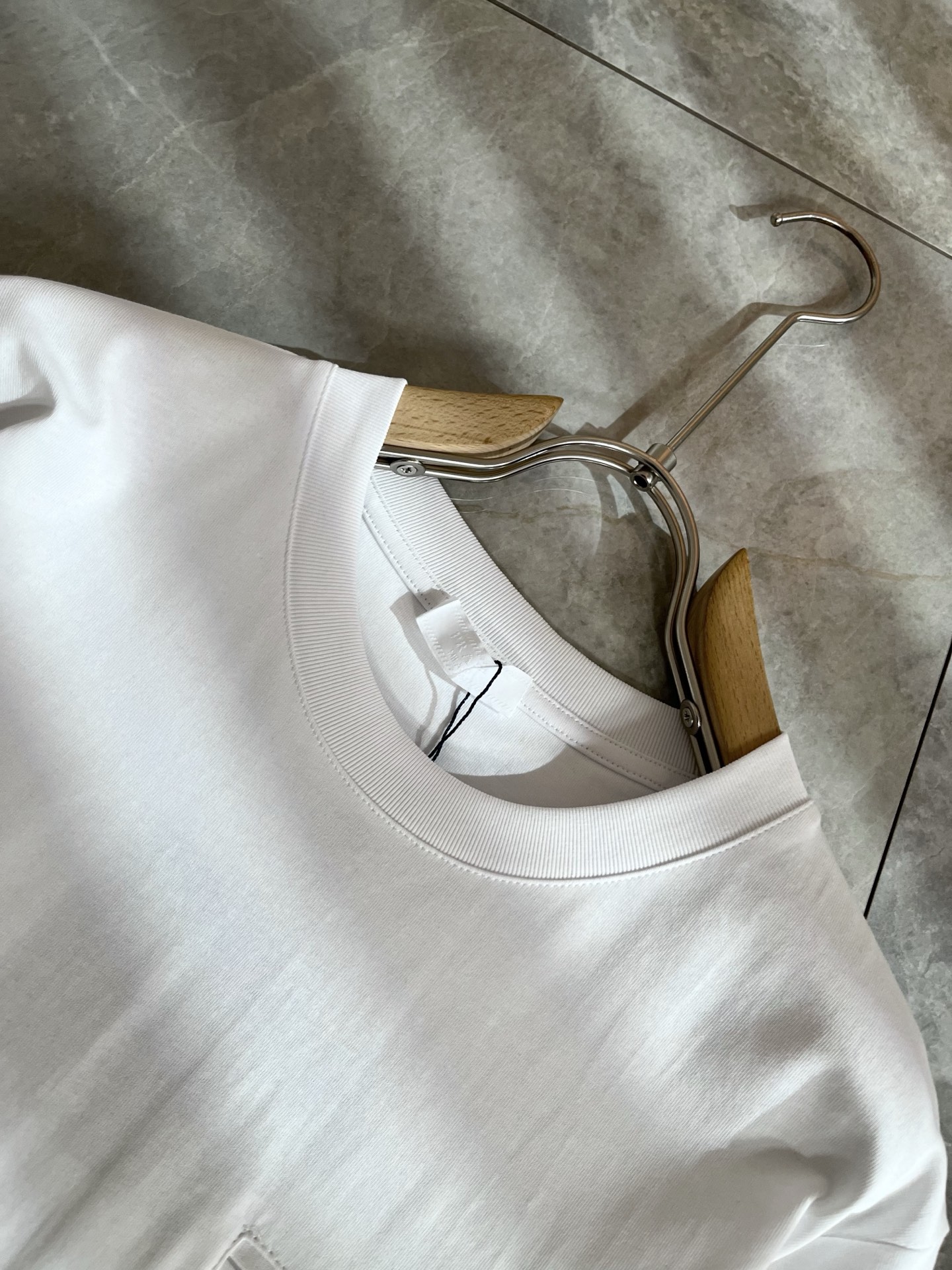 PRAD*A普*达2026春夏新款男士短袖打底衫，最新款全网独家首上！！~既经典有时尚百搭，谁不爱啊，将