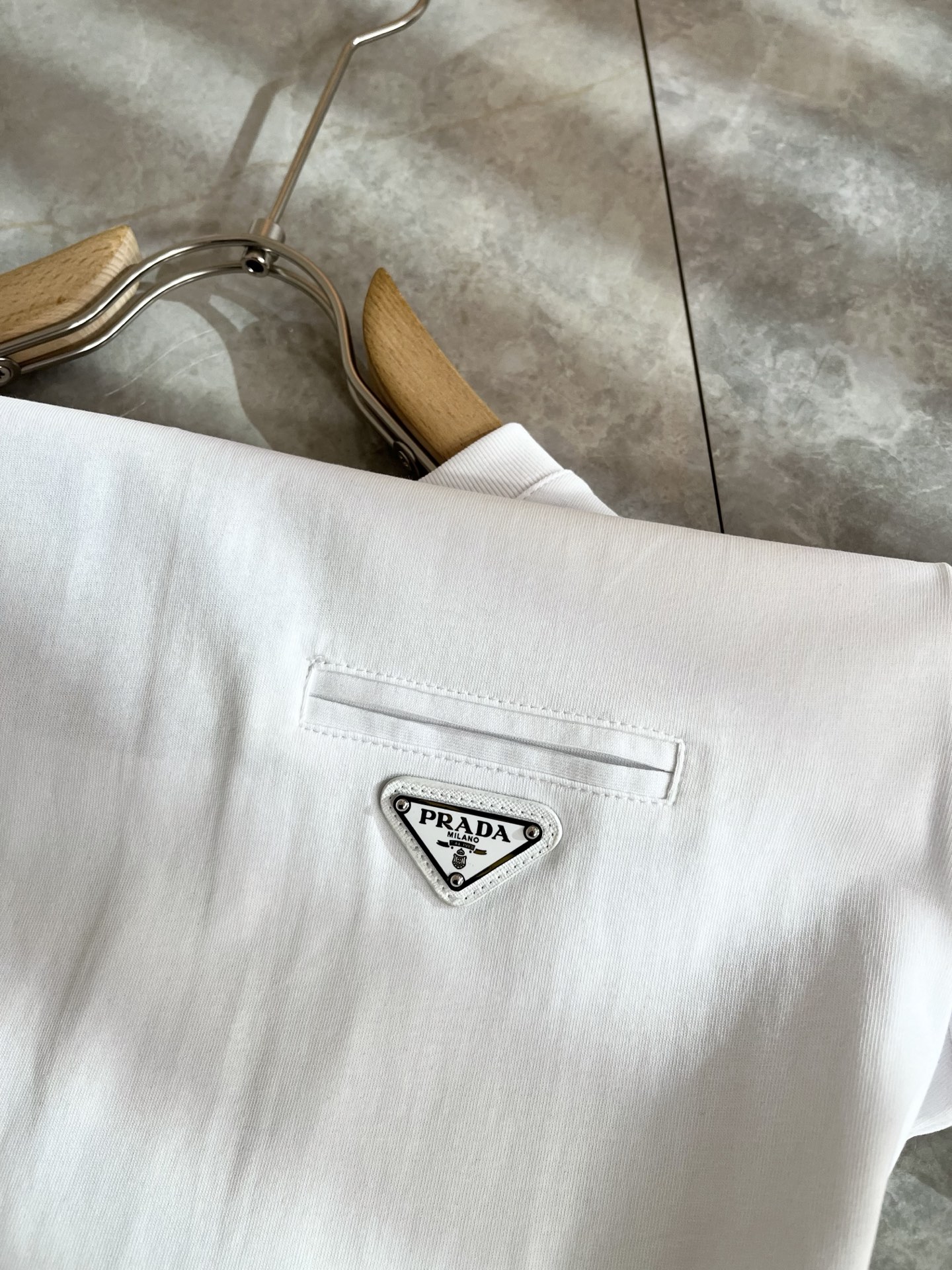 PRAD*A普*达2026春夏新款男士短袖打底衫，最新款全网独家首上！！~既经典有时尚百搭，谁不爱啊，将