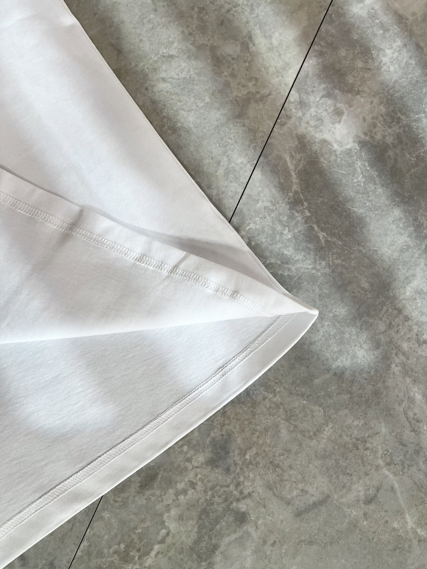 PRAD*A普*达2026春夏新款男士短袖打底衫，最新款全网独家首上！！~既经典有时尚百搭，谁不爱啊，将