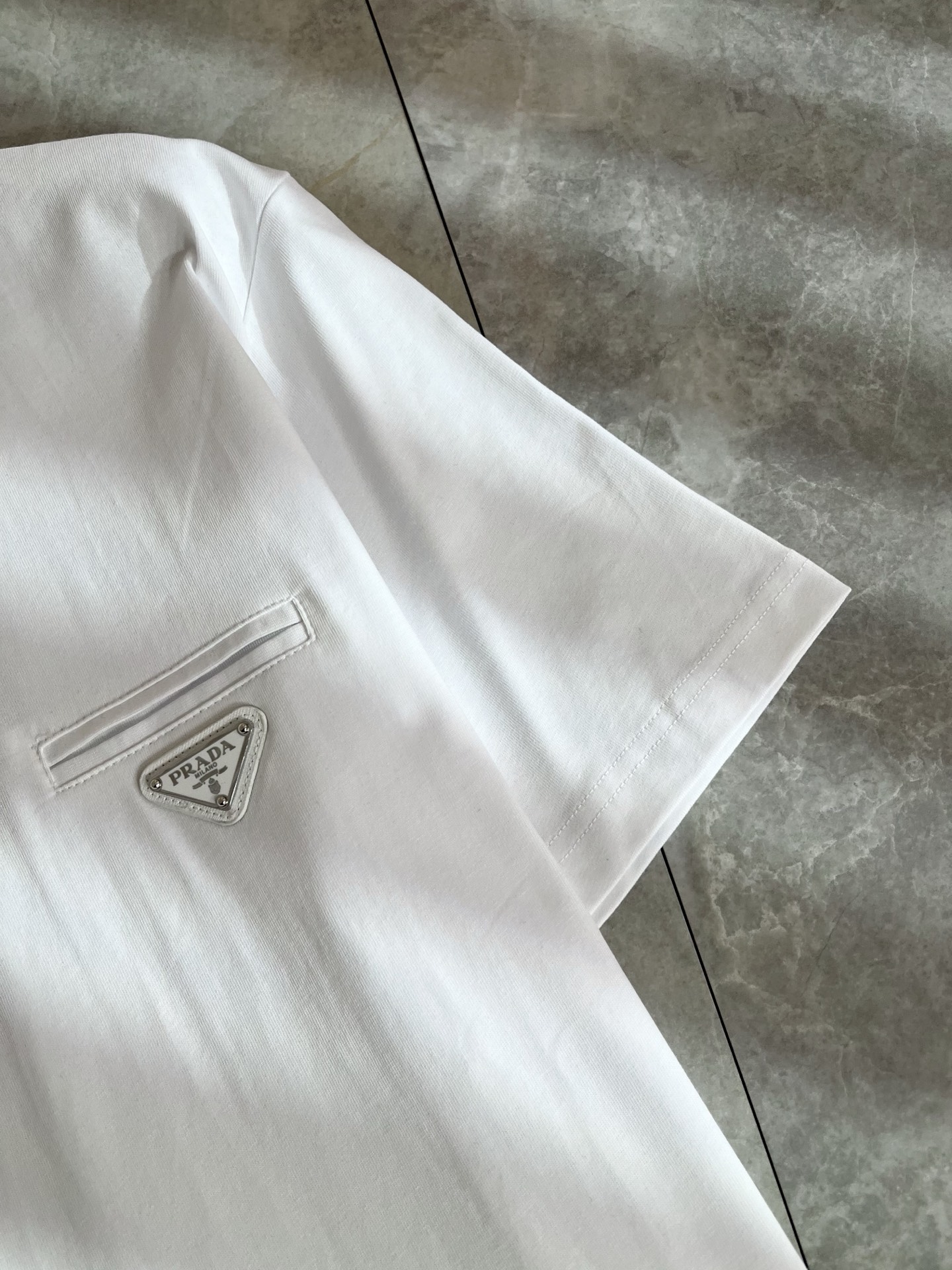 PRAD*A普*达2026春夏新款男士短袖打底衫，最新款全网独家首上！！~既经典有时尚百搭，谁不爱啊，将