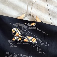 BURBER*Y巴*莉2026春夏新品短袖T恤,重磅来袭,最近比较火热的环保纯棉面料制作而成,高端户外运 BURBER*Y巴*莉2026春夏新品短袖T恤,重磅来袭,最近比较火热的环保纯棉面料制作而成,高端户外运