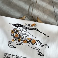 BURBER*Y巴*莉2026春夏新品短袖T恤,重磅来袭,最近比较火热的环保纯棉面料制作而成,高端户外运 BURBER*Y巴*莉2026春夏新品短袖T恤,重磅来袭,最近比较火热的环保纯棉面料制作而成,高端户外运