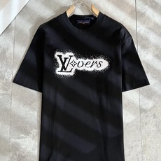 LouisVuitt*路易*登 2026春夏全新系列单品上线,非常时髦前卫的一款男女同款短袖T恤,标识l LouisVuitt*路易*登 2026春夏全新系列单品上线,非常时髦前卫的一款男女同款短袖T恤,标识l