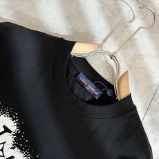 LouisVuitt*路易*登 2026春夏全新系列单品上线,非常时髦前卫的一款男女同款短袖T恤,标识l LouisVuitt*路易*登 2026春夏全新系列单品上线,非常时髦前卫的一款男女同款短袖T恤,标识l