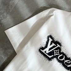 LouisVuitt*路易*登 2026春夏全新系列单品上线,非常时髦前卫的一款男女同款短袖T恤,标识l LouisVuitt*路易*登 2026春夏全新系列单品上线,非常时髦前卫的一款男女同款短袖T恤,标识l