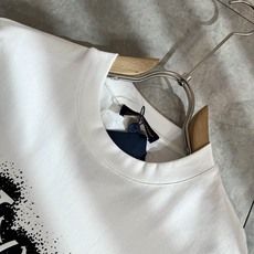 LouisVuitt*路易*登 2026春夏全新系列单品上线,非常时髦前卫的一款男女同款短袖T恤,标识l LouisVuitt*路易*登 2026春夏全新系列单品上线,非常时髦前卫的一款男女同款短袖T恤,标识l