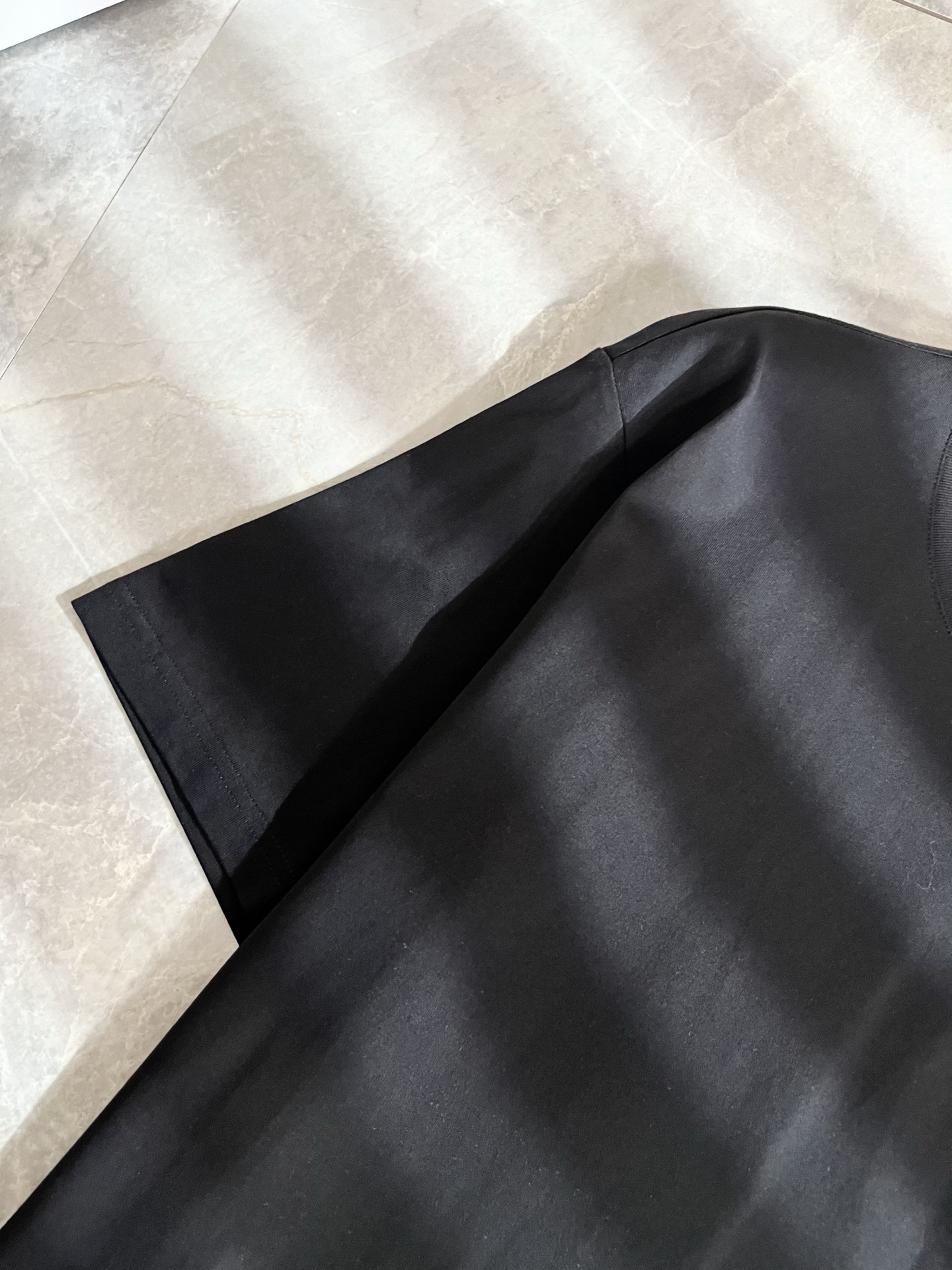 Moncler蒙家 2026春夏男女同款👫情侣款最新的贸易订单短袖T恤，全品相！！网红款！采用logo图