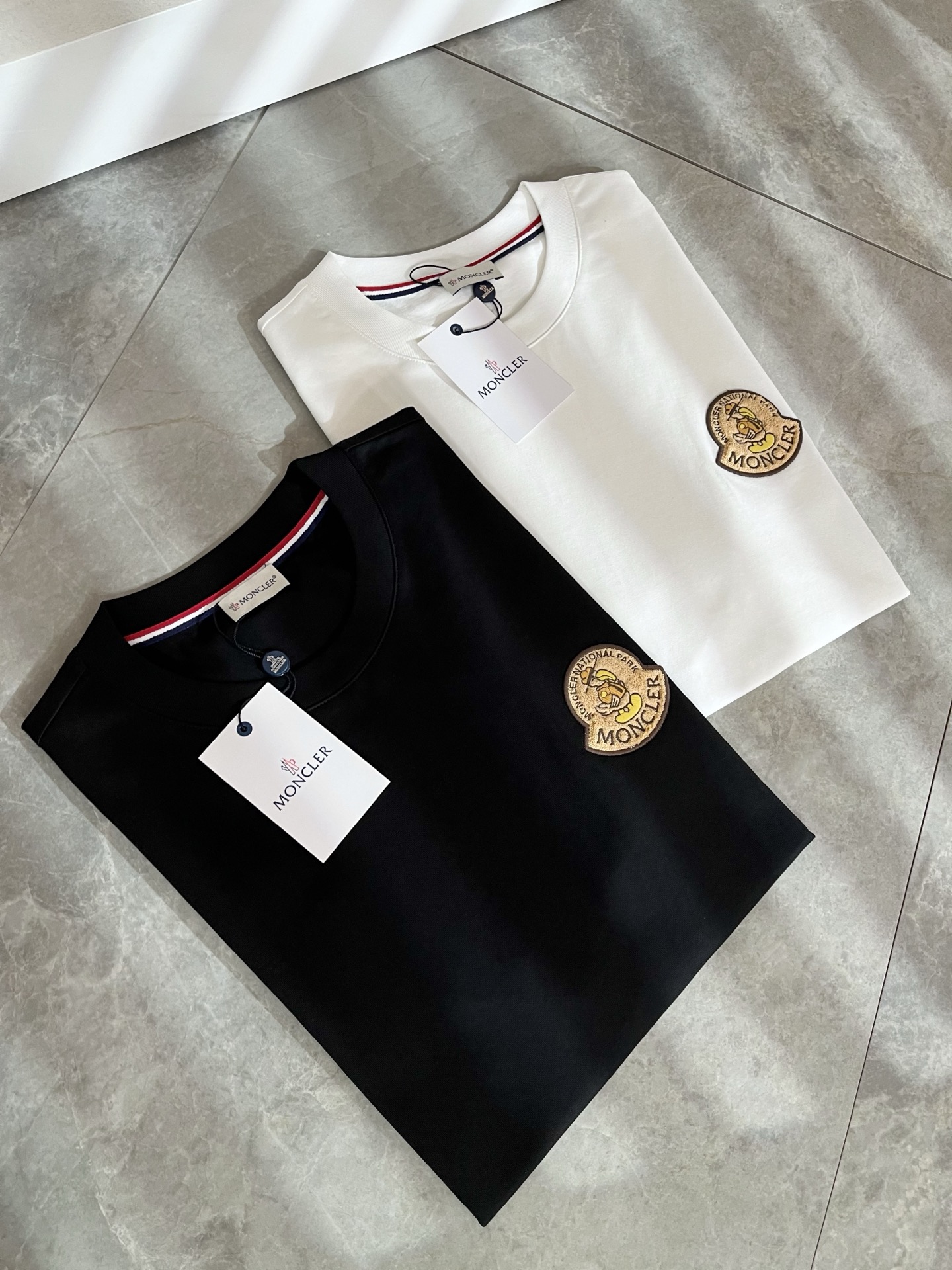 Moncler蒙家 2026春夏男女同款👫情侣款最新的贸易订单短袖T恤，全品相！！网红款！采用logo图