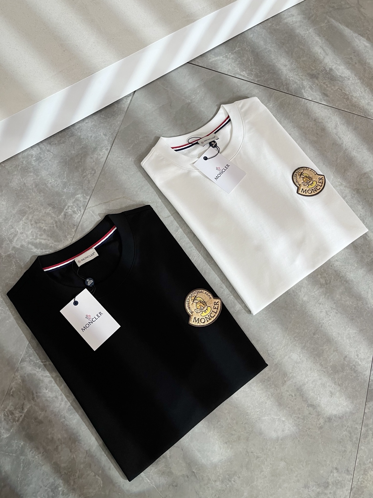 Moncler蒙家 2026春夏男女同款👫情侣款最新的贸易订单短袖T恤，全品相！！网红款！采用logo图